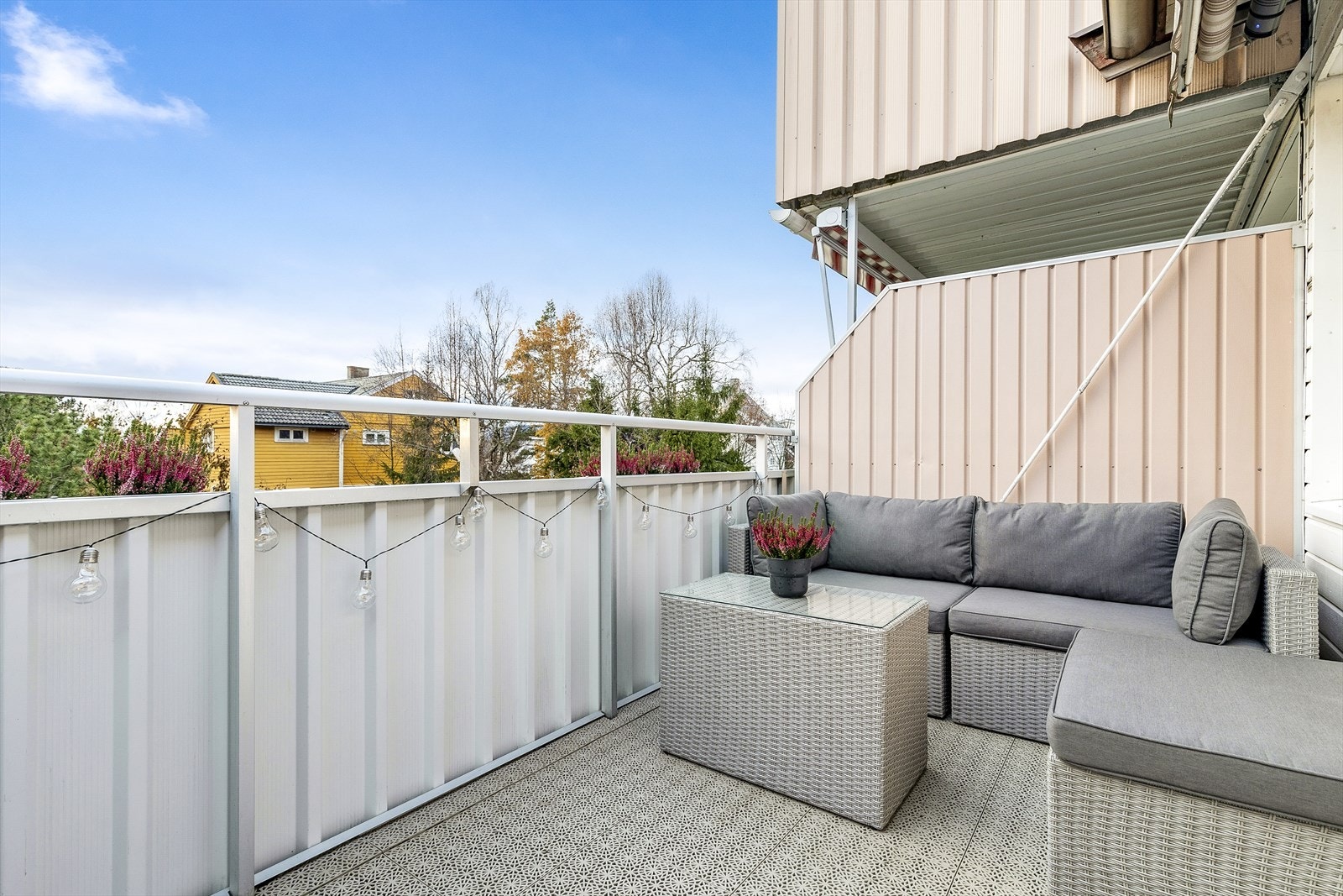 Balkongen er på ca. 8 kvm med plass til sittegruppe, grill og beplantning. Galleribilde