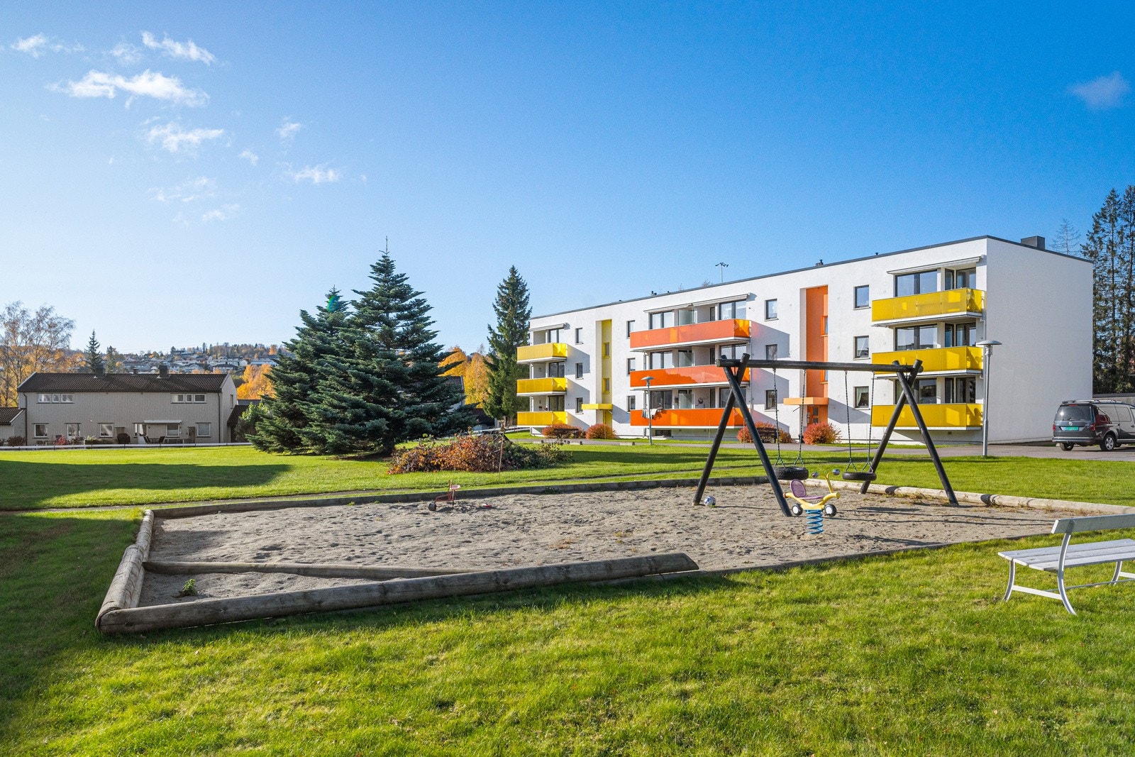 På fellesarealt finnes også lekestativ, benker osv. Galleribilde