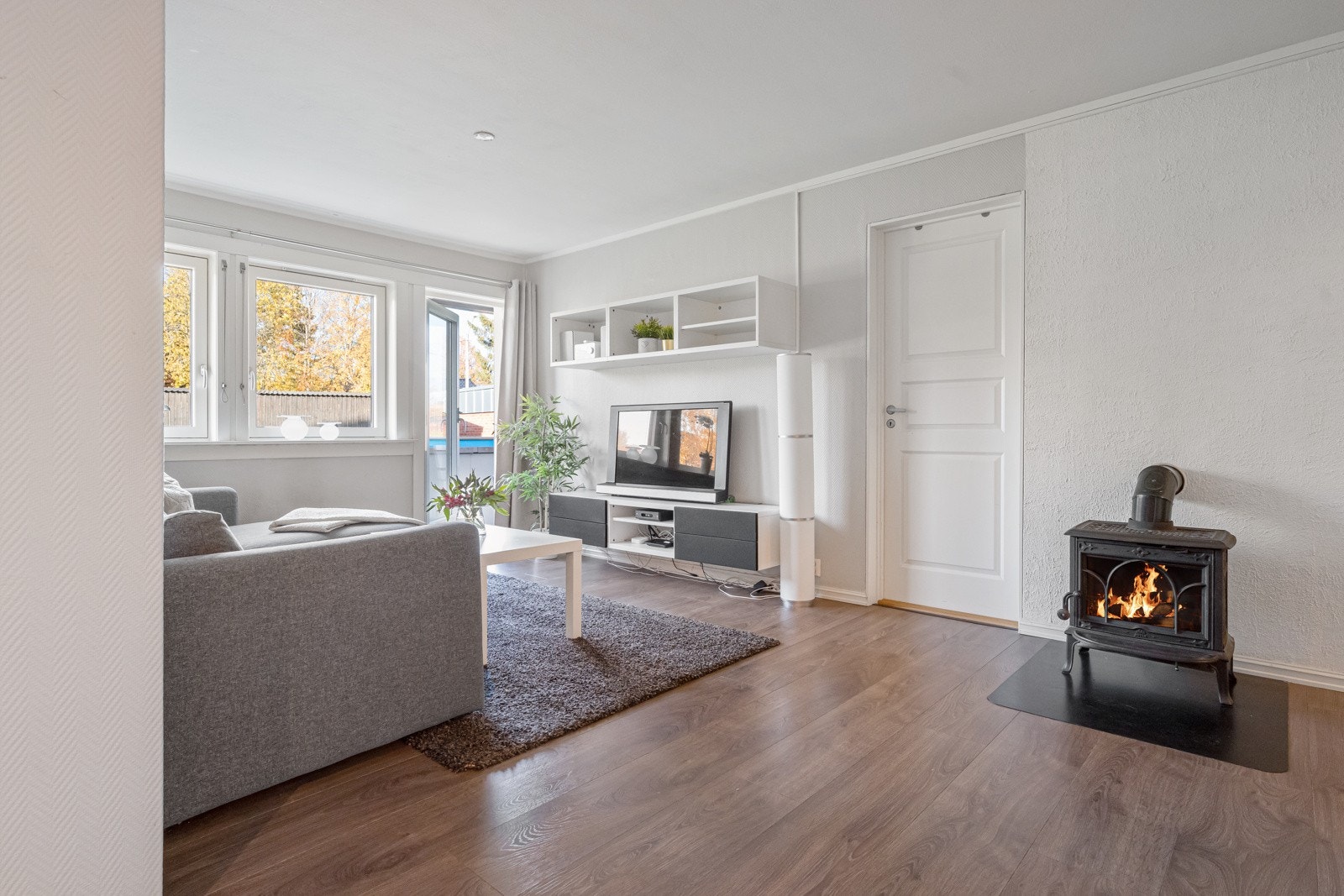 Leiligheten varmes opp ved hjelp av strøm og vedfyring. Galleribilde