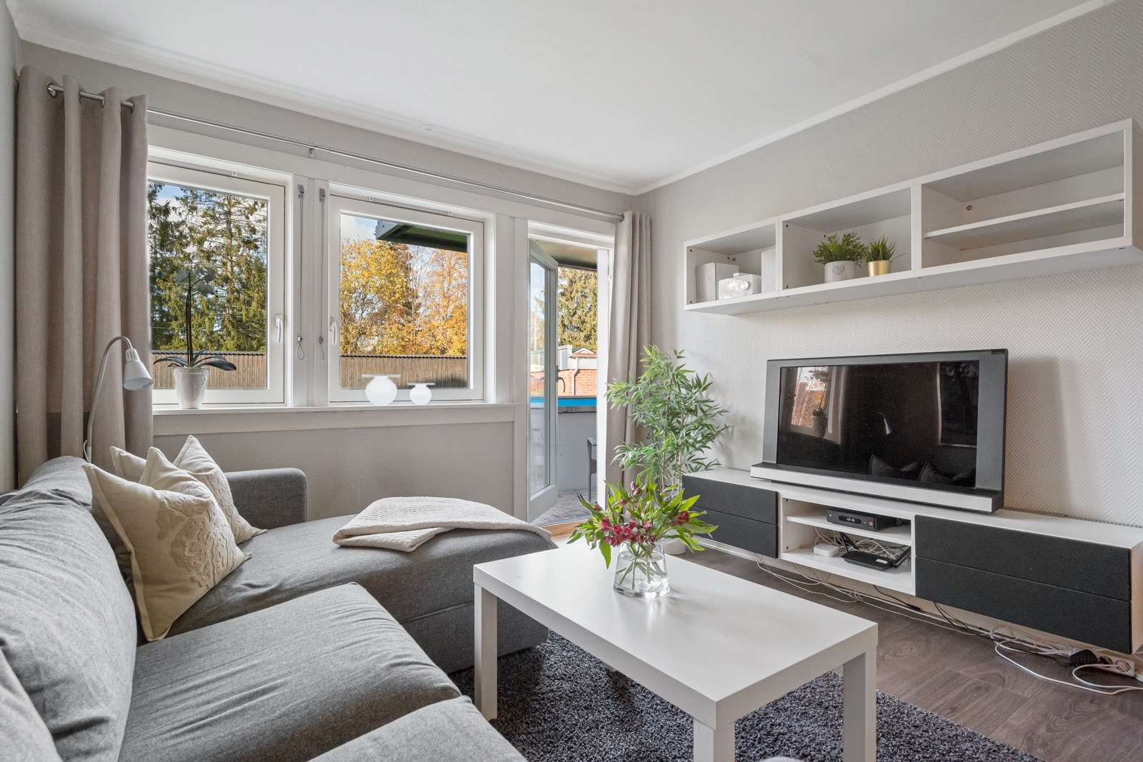 I stuedelen er det god plass til sofa- og tv-møblement. Galleribilde