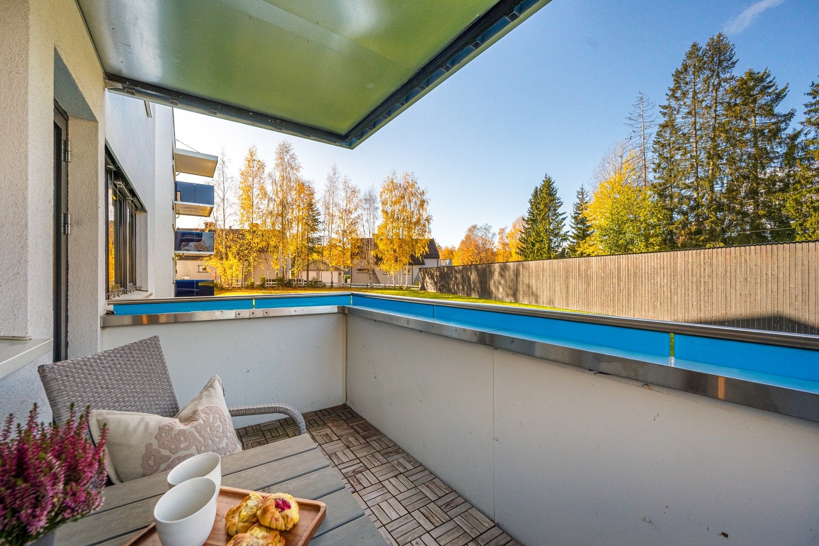 Balkongen ligger skjermet til med lite innsyn. Galleribilde