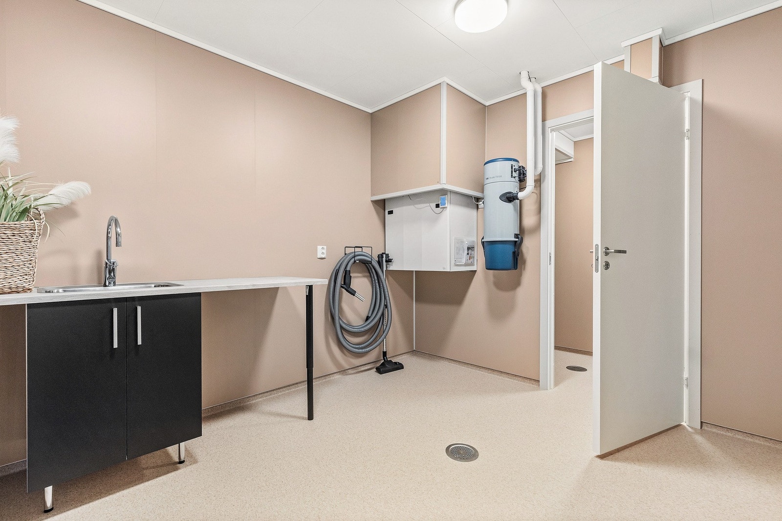 Vaskerommet er av god størrelse på 10 kvm og har adkomst både fra integrert garasje samt entre. Galleribilde