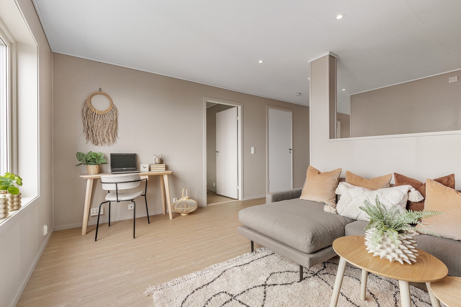 2.etasje består av stue, 3 soverom samt baderom. Det er også utgang til veranda på ca. 14 kvm i denne etasjen. Galleribilde