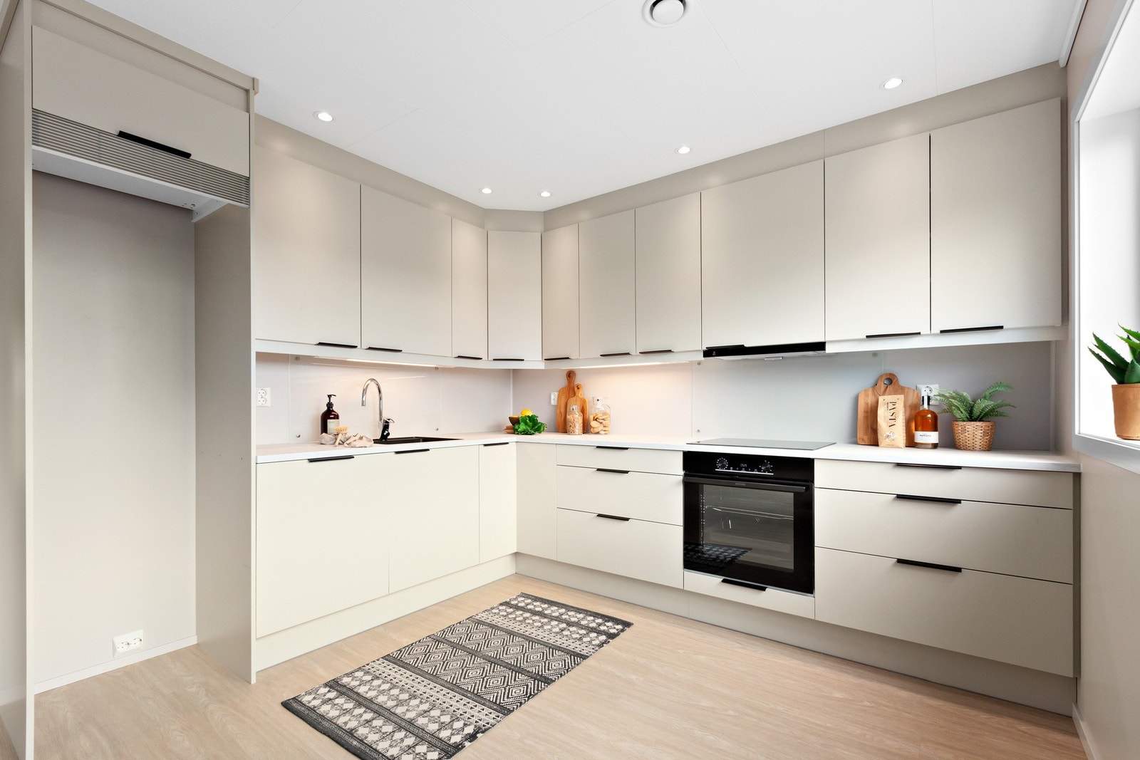 Integrerte hvitevarer som komfyr, platetopp og oppvaskmaskin. Kjøleskap medfølger ikke handelen. For de som ønsker er det enkelt å få integrert kjøleskap. Galleribilde