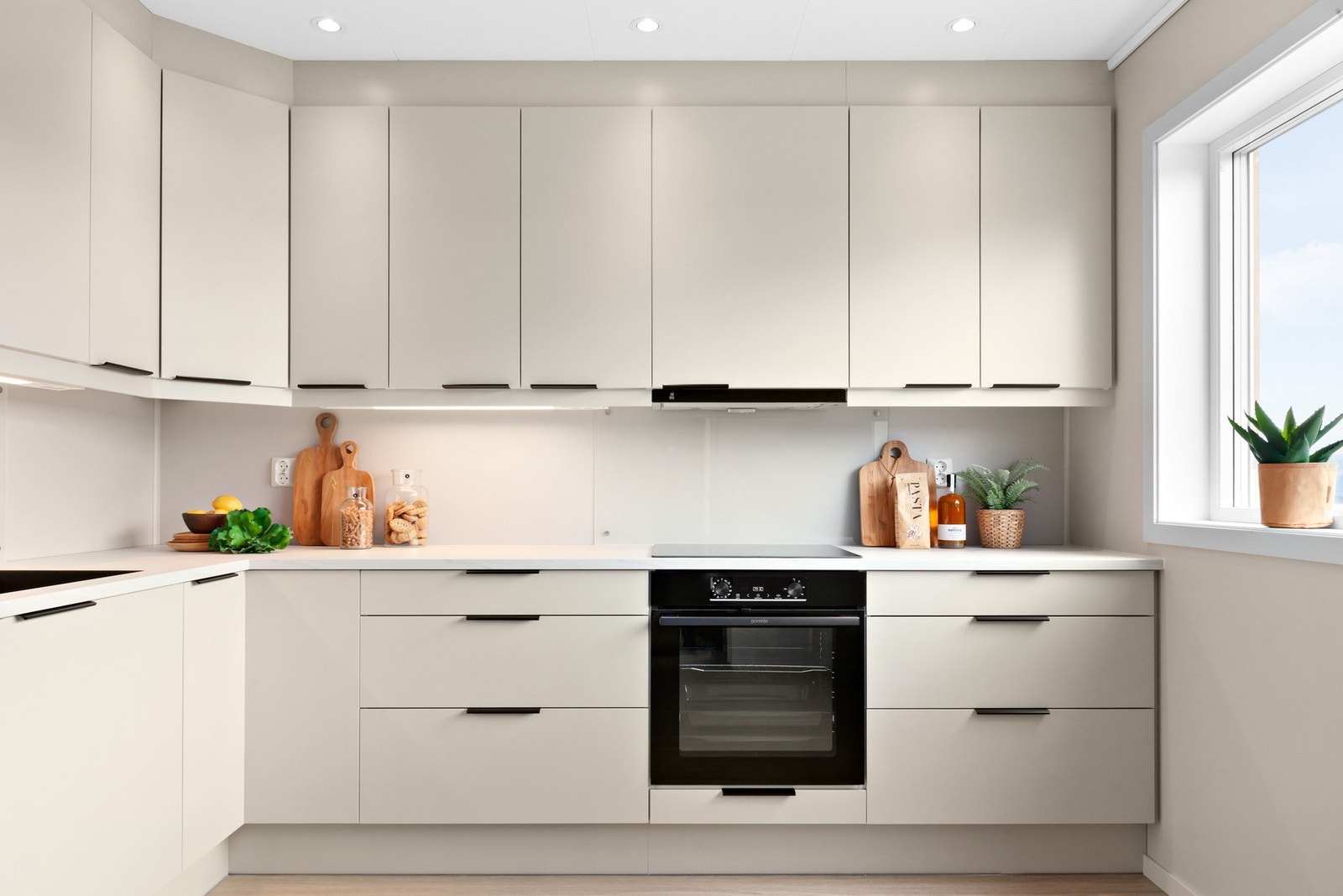 Kjøkkenet har rikelig med skap- og benkeplass. Galleribilde