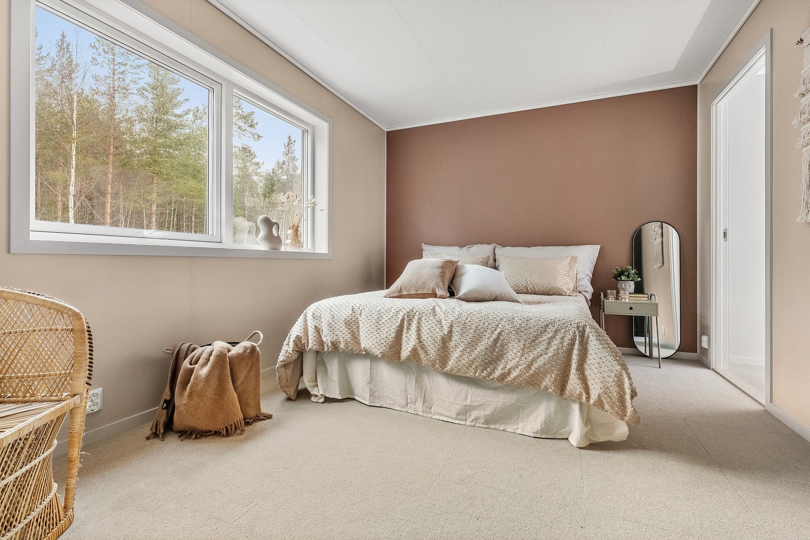 Boligen har totalt 3 soverom på hhv 12, 9 og 9 kvm. Hovedsoverom har i tillegg garderoberom som vises til høyre i bildet. Galleribilde