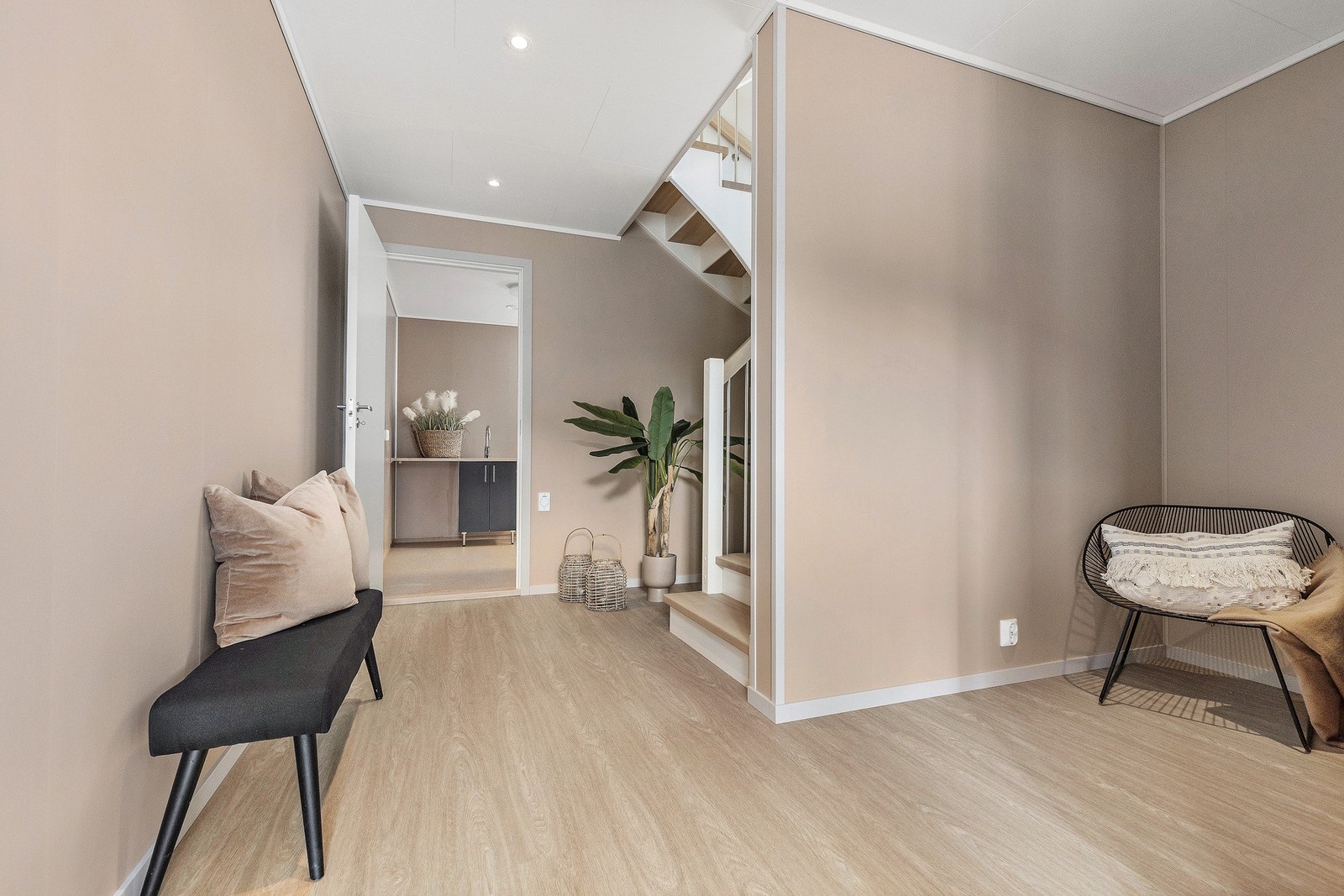 Boligen har en romslig entre med god plass til garderobeløsninger. I sokkel fins entre, gjestetoalett samt vaskerom. Galleribilde