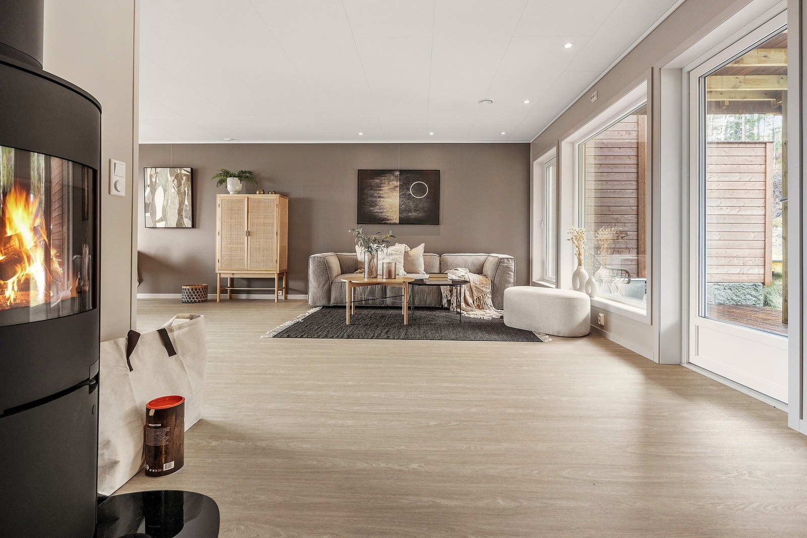 Boligen har flere uteplasser, fra stue er det utgang til terrasse og hage med utsikt. Galleribilde