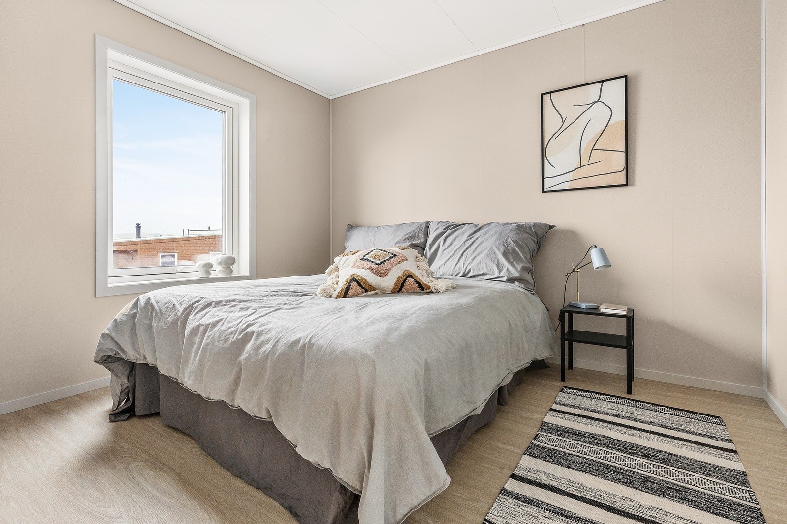 Alle soverommene har en moderne utførelse med slette vegger i lune fargetoner. Galleribilde