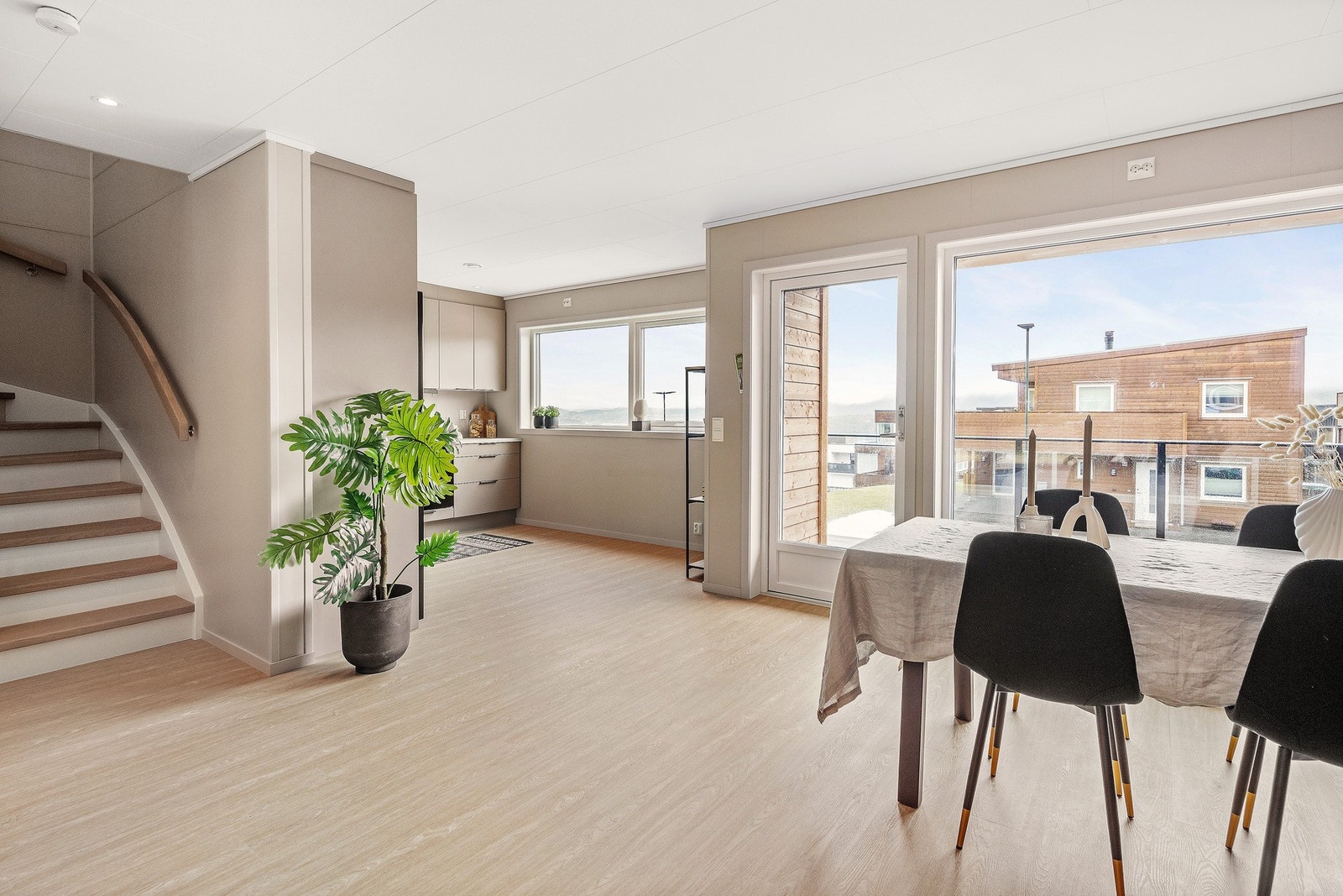 Boligen har en veldig fin planløsning hvor kjøkkenet er delvis skjermet fra stuen. Galleribilde