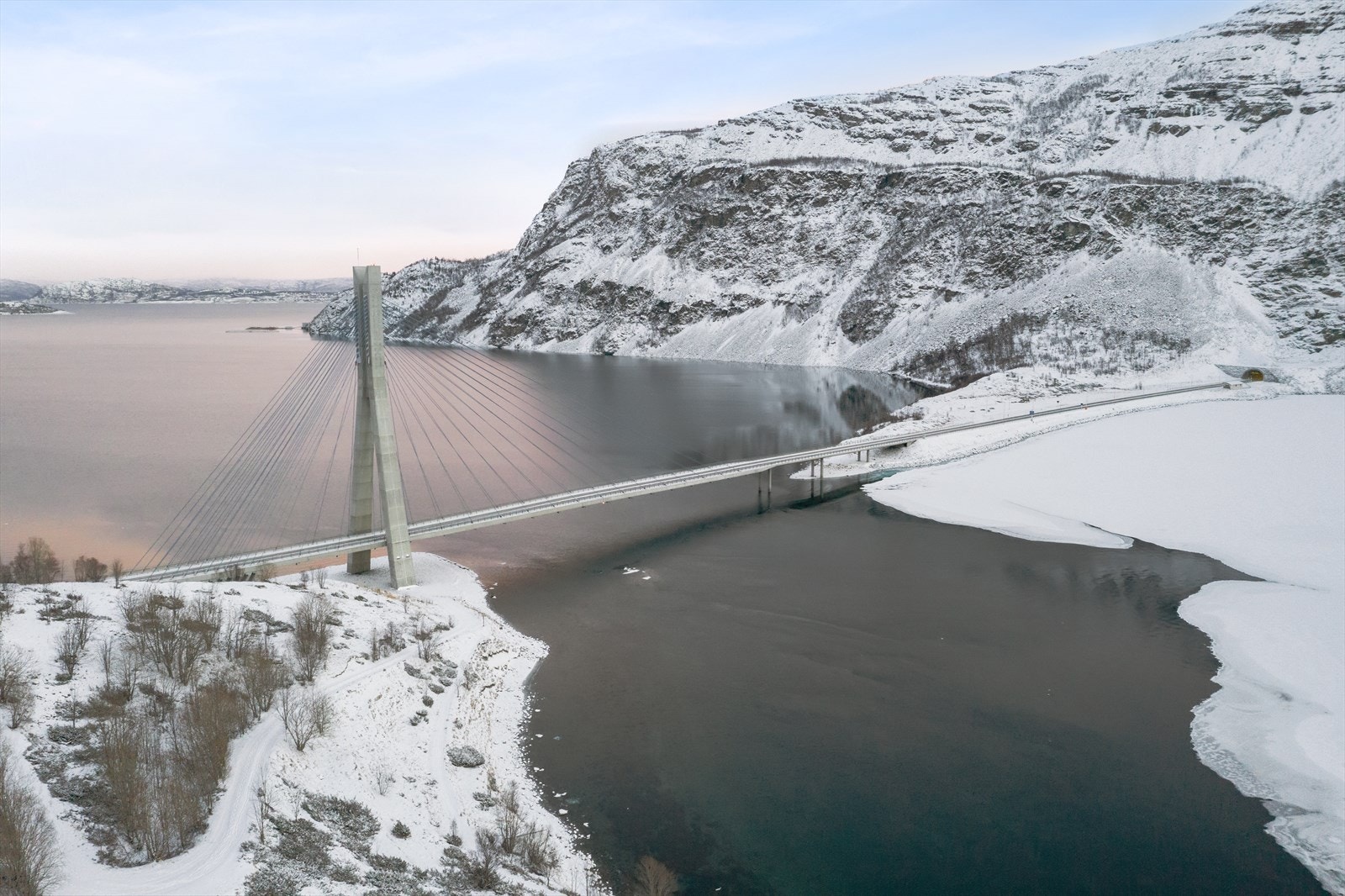 Nye Kåfjord bru med belysning. Galleribilde