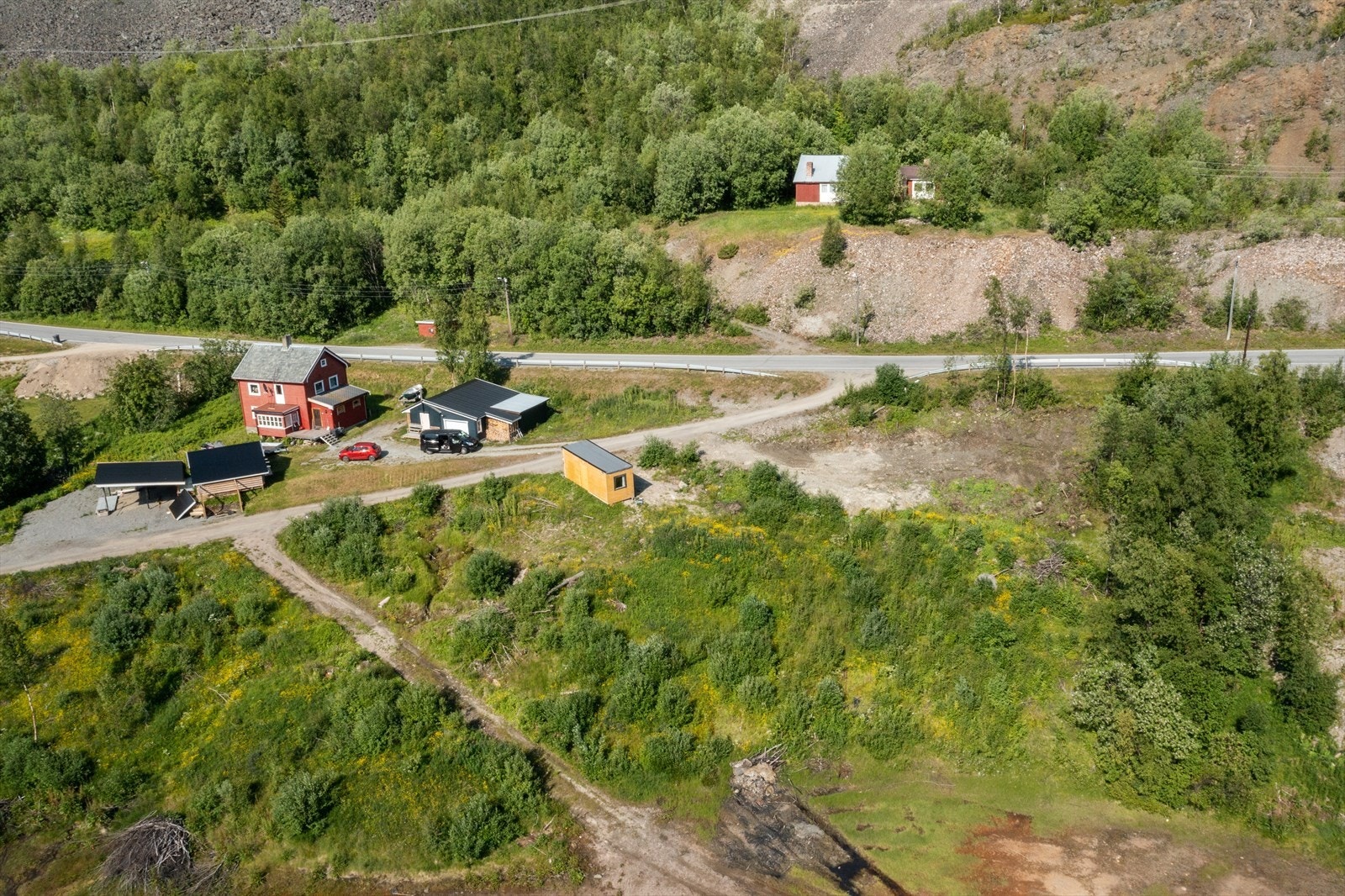 Fra eiendommen er det en ca. 15 minutters kjøretur til Alta sentrum med de fleste fasilitetene man trenger. Galleribilde