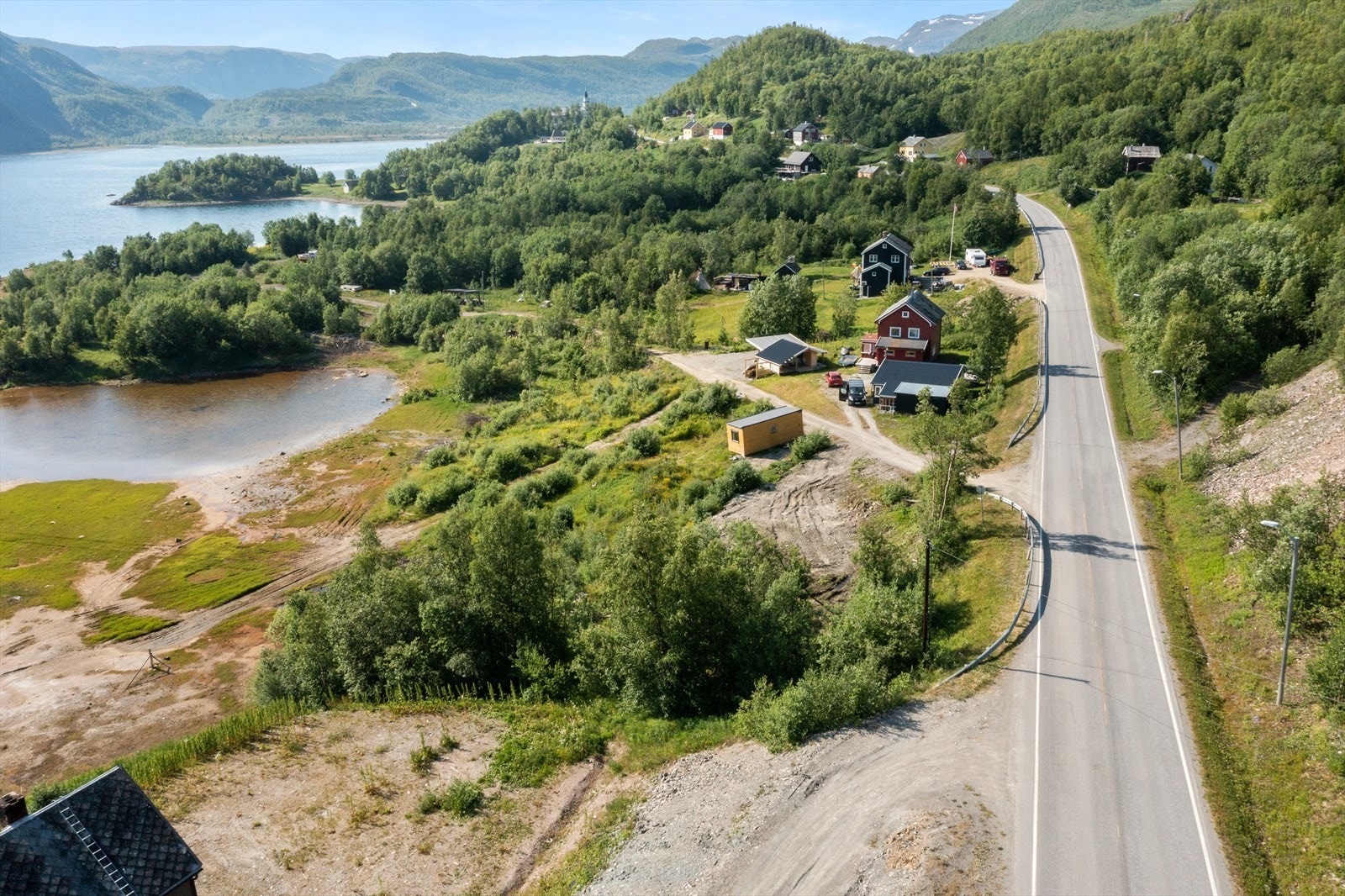Tomten ligger flott til i Kåfjord i naturskjønne omgivelser. Galleribilde
