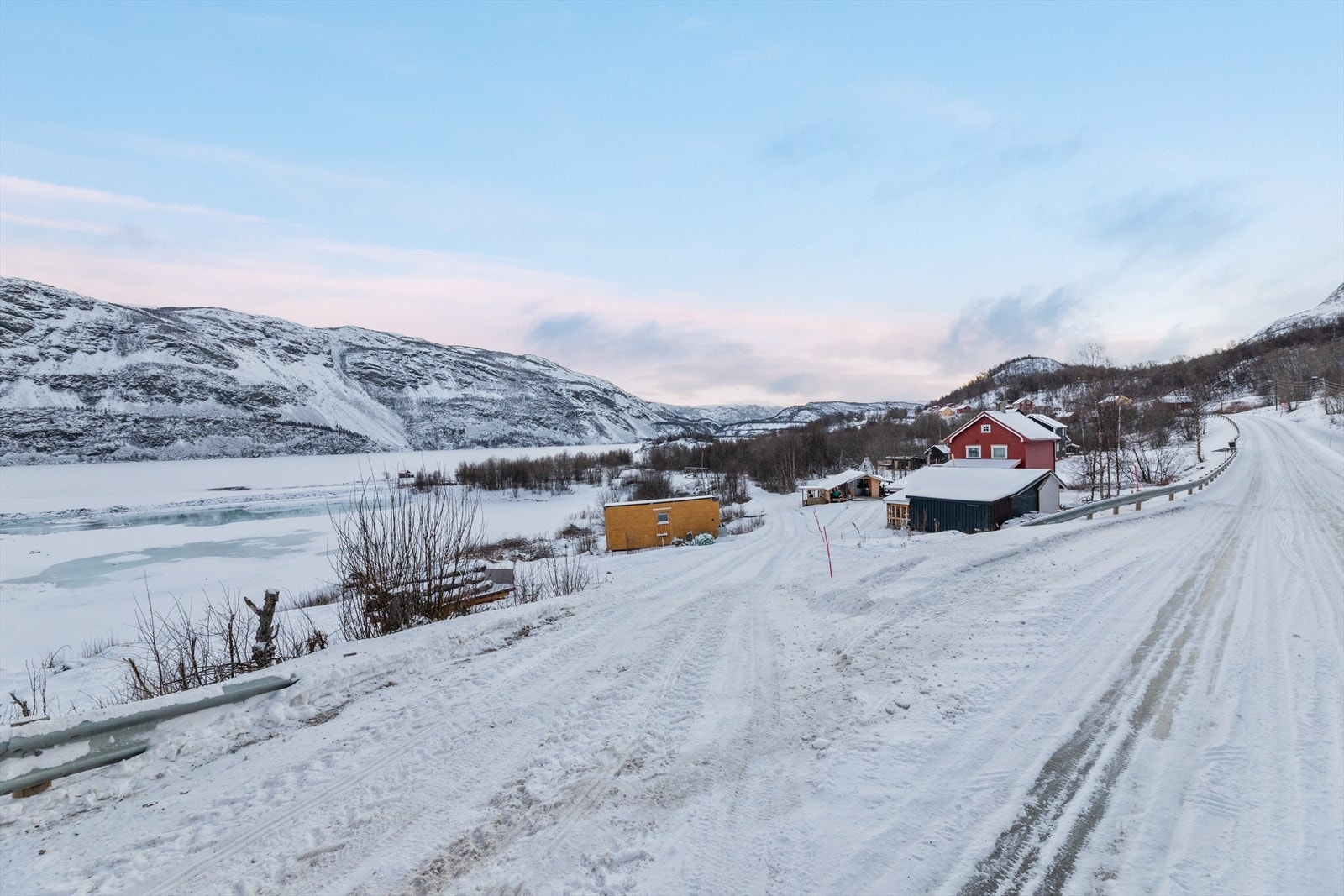 Nyt sjøen og fjellet fra egen eiendom. Galleribilde