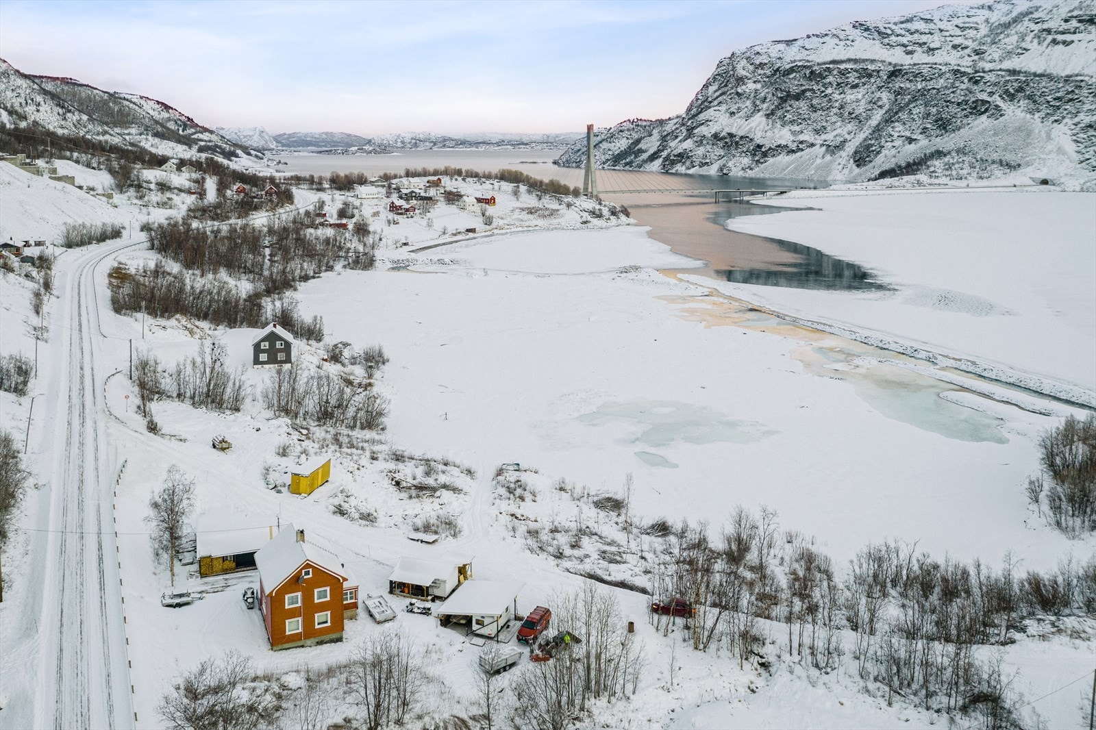 Hvis du har et ønske om en eiendom med sjøutsikt og tur-/fiskemuligheter året rundt - så har du muligheten her! Galleribilde