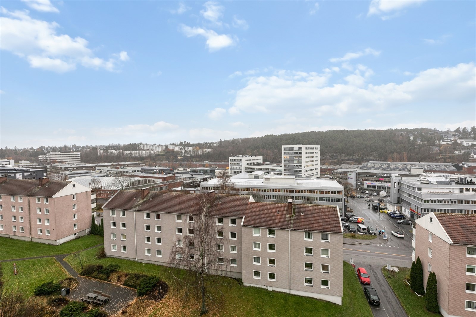 Boligen ligger i nærheten av skoler, barnehager og dagligvarebutikker. Kort vei til t-bane og buss. Galleribilde