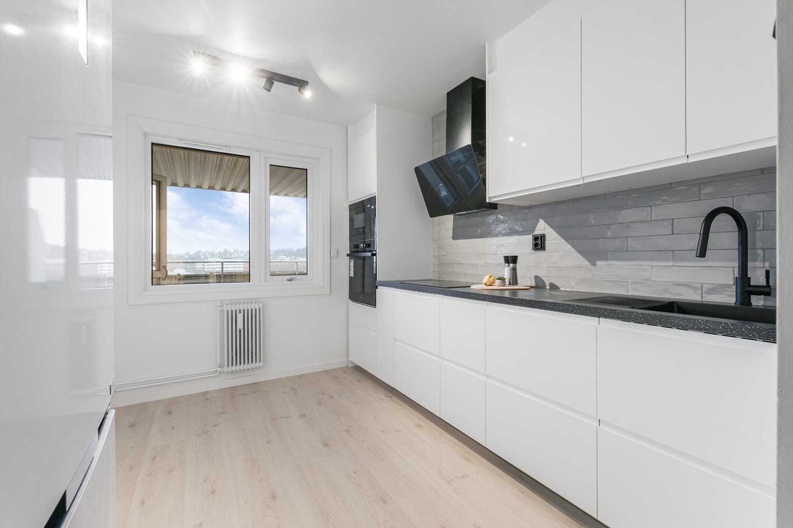 Strøkent kjøkken fra 2023 som er godt utnyttet, og har rikelig med benk- og skapplass Galleribilde