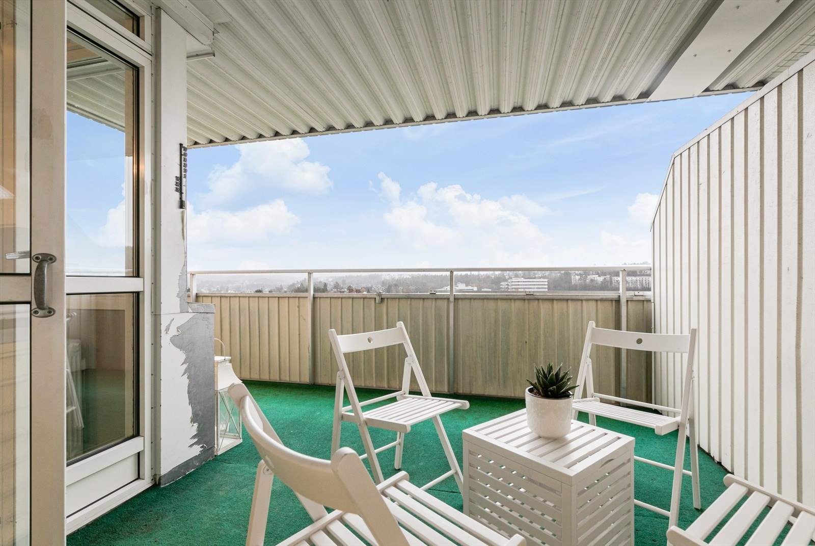 Stor, sydvendt balkong på hele 11,5 m² som sikrer gode solforhold hele dagen Galleribilde