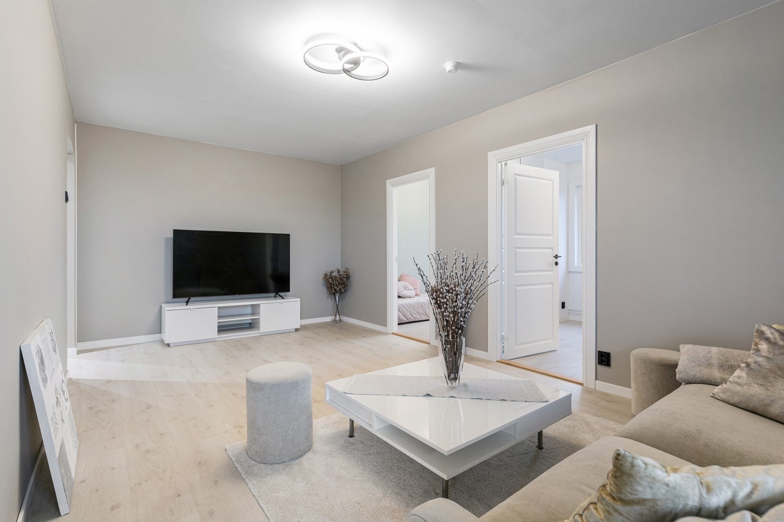 Rålekker 3-roms andelsleilighet beliggende i byggets 10. etasje med sentral beliggenhet på populære Manglerud, nyoppusset i 2023! Galleribilde