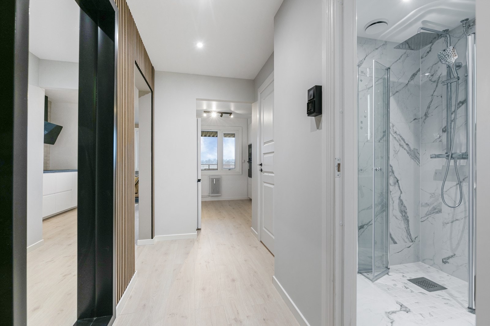 Her trer du inn i en romslig og lys gang som blir som et bindeledd mellom nesten alle rom Galleribilde