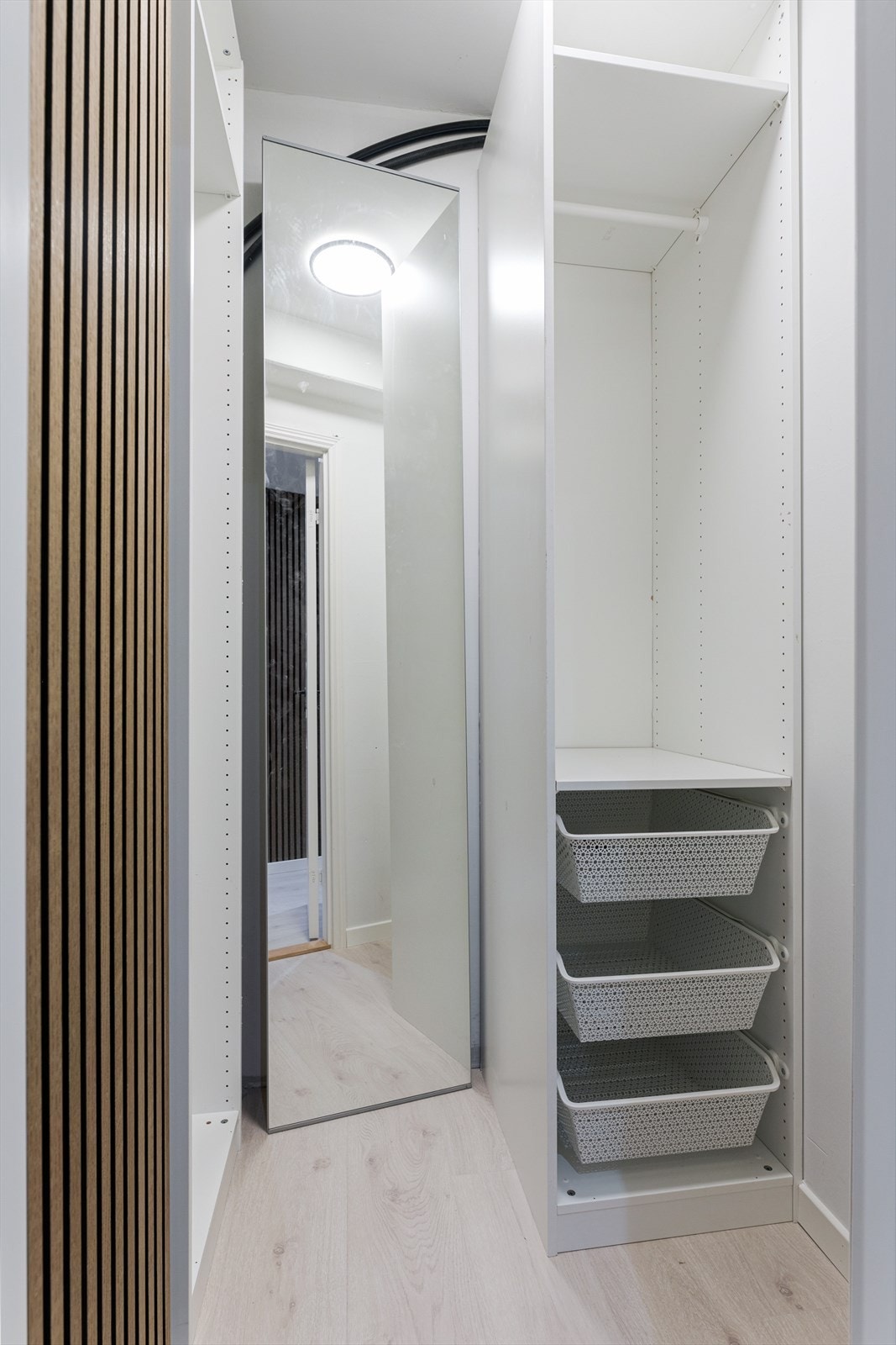 Innvendig bod med plass ekstra oppbevaring Galleribilde