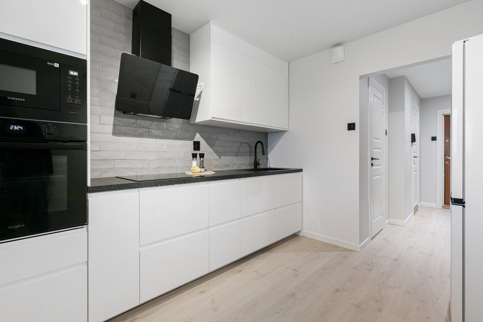 Kjøkkenet er utstyrt med hvitevarer som komfyr, platetopp, oppvaskmaskin, kjøl/ fryseskap, og micro Galleribilde