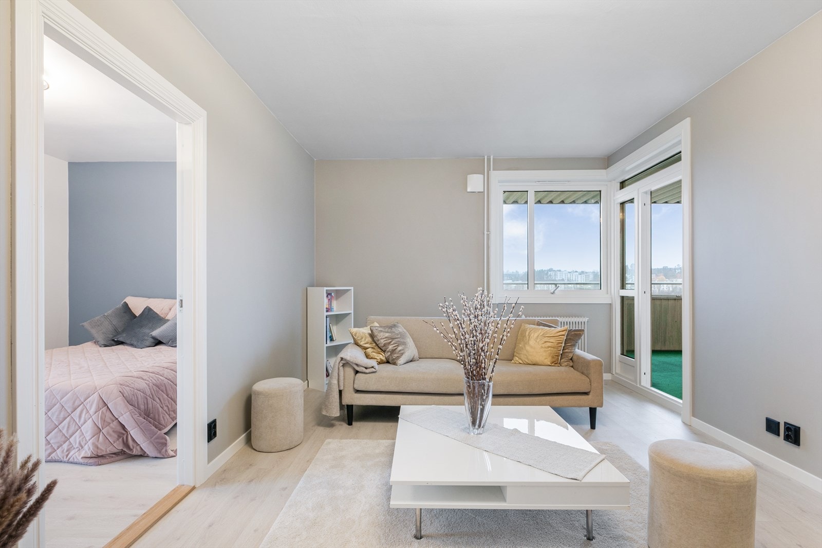 Hyggelig stue malt i tidsriktig og behagelig fargetone med laminatgulv fra 2023 Galleribilde