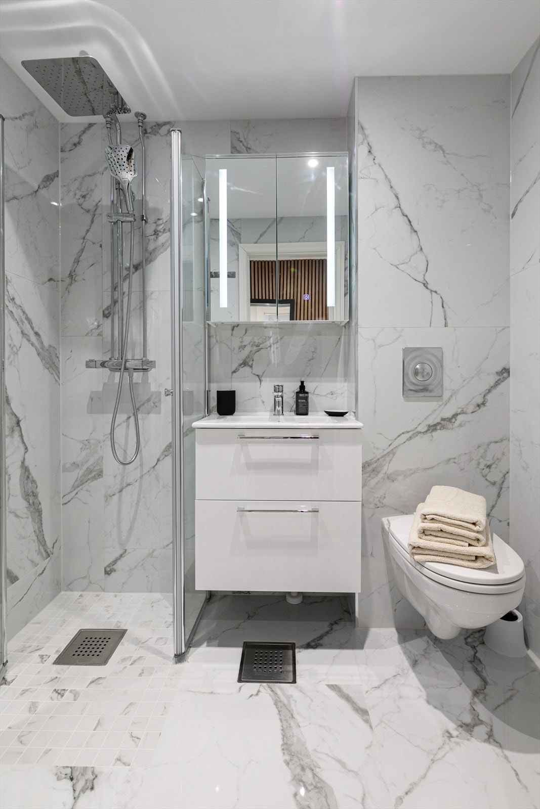 Delikat, lys og flislagt bad med downlights og elektriske varmekabler i gulv Galleribilde