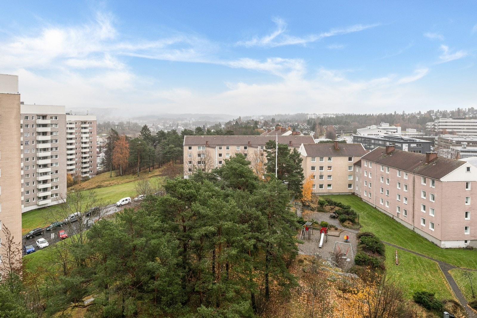 Utsikt over de grønne fellesarealene med bla. lekeplass. Lite innsyn Galleribilde