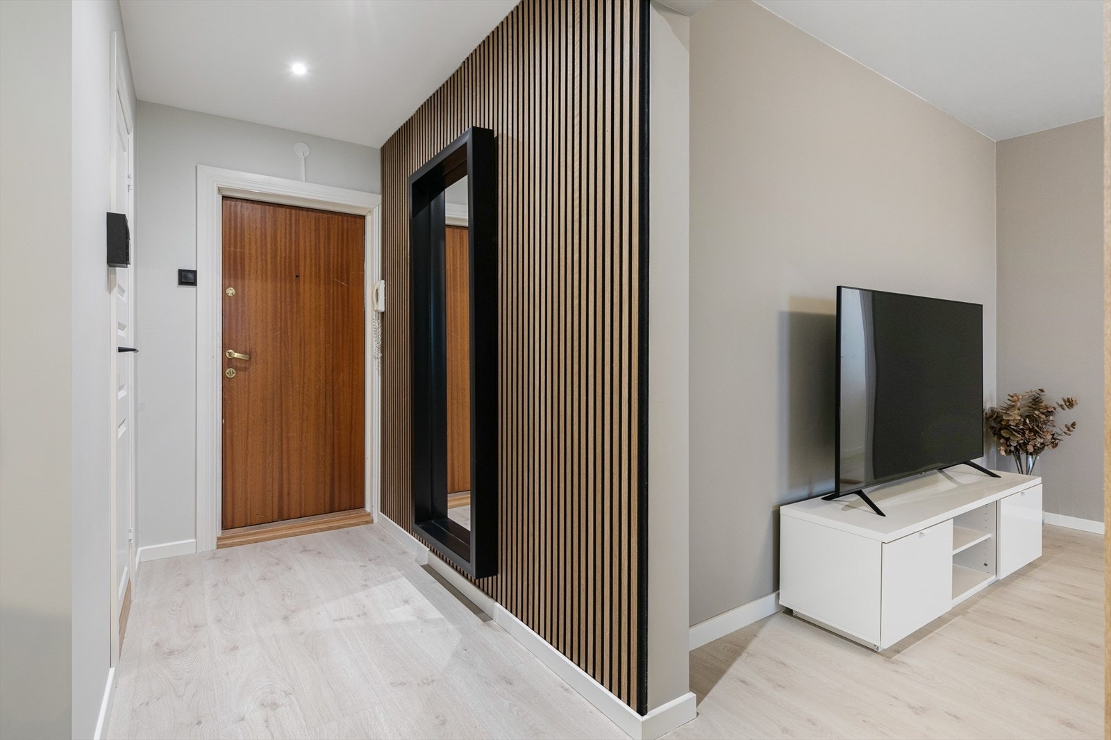 Velkommen inn! Innbydende entré med spilevegg langs den ene veggen og downlights i himlingen som umiddelbart setter tonen for resten av hjemmet Galleribilde