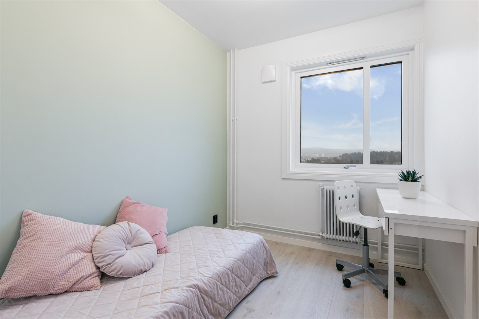 Soverom 2 har nokplass til en komfortabel seng og et praktisk nattbord, og er ideelt for gjester eller familiemedlemmer Galleribilde