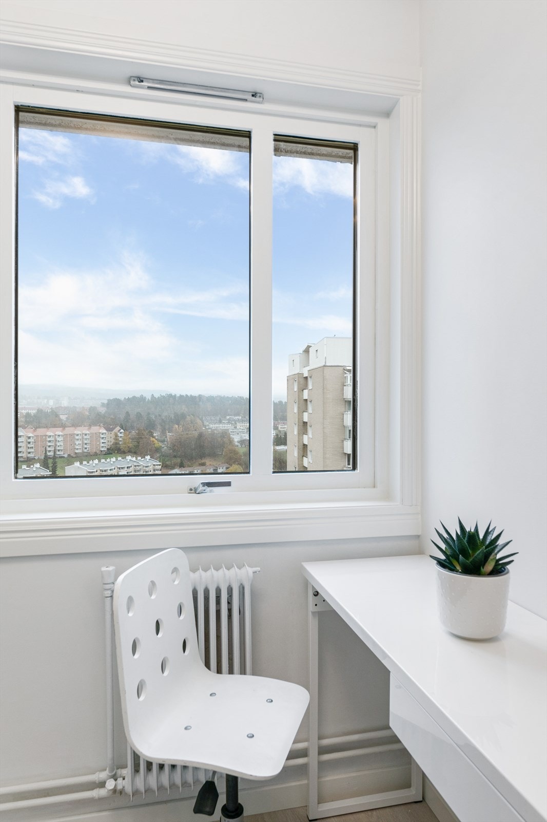 Vinduet i rommet slipper inn mye naturlig lys og gir en herlig utsikt Galleribilde