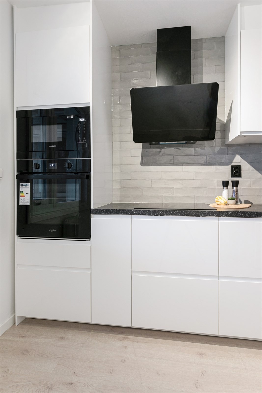 Det er i tillegg montert ventilator over kokesonen, waterguard og komfyrvakt Galleribilde