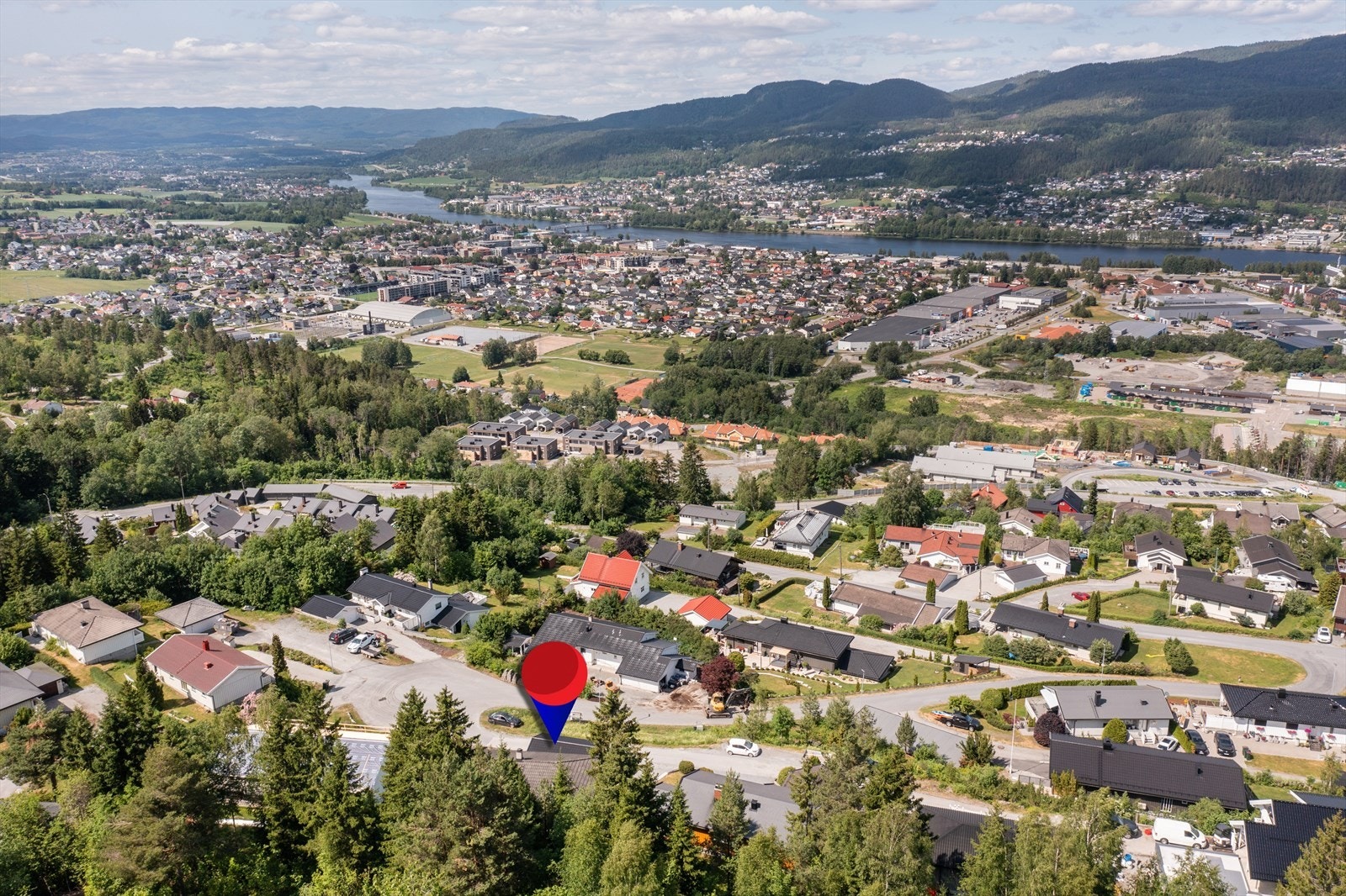 Boligen har fine utsikts- og solforhold sommerstid. Galleribilde