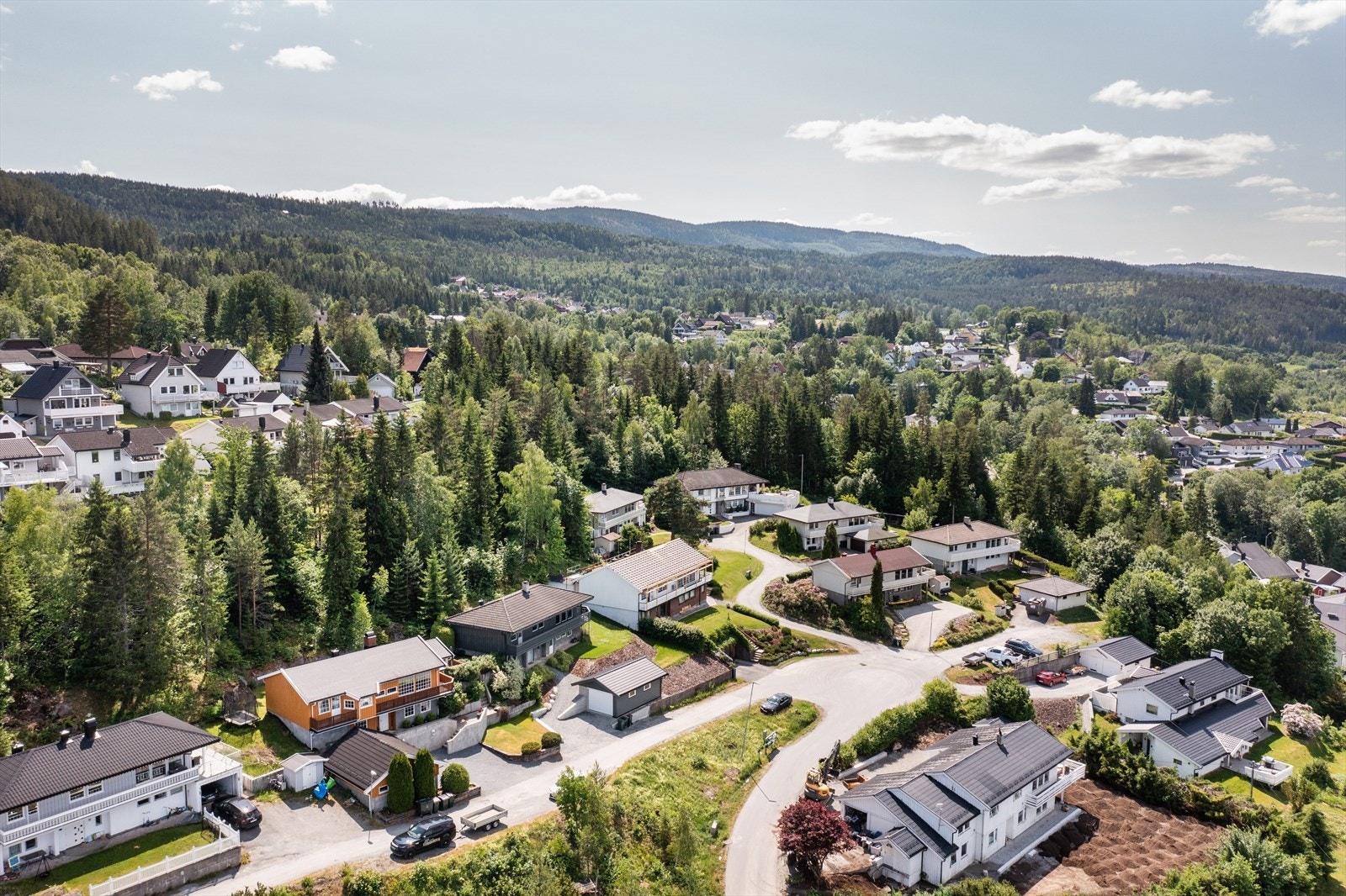 Fra eiendommen er det ca. 3 km til Mjøndalen sentrum med blant annet butikker, idrettsbane, treningssenter, post/bank og jernbane Galleribilde