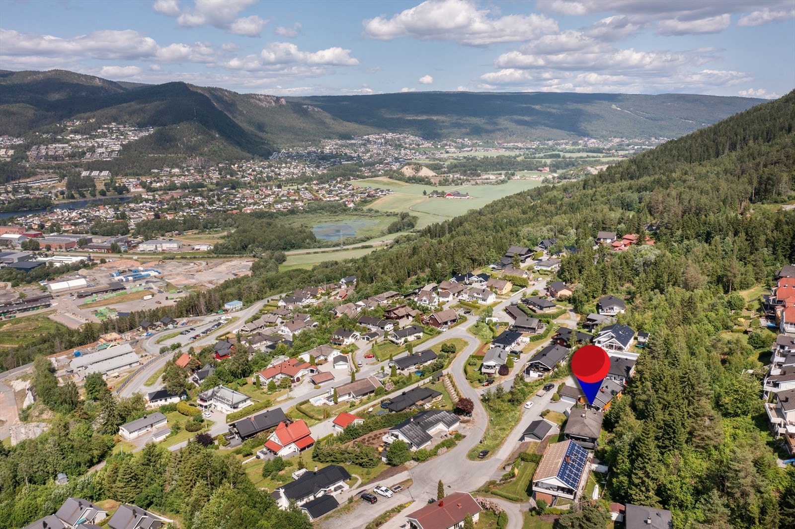 Eiendommen ligger i et veletablert og attraktivt boligområde i Åsen i Mjøndalen Galleribilde