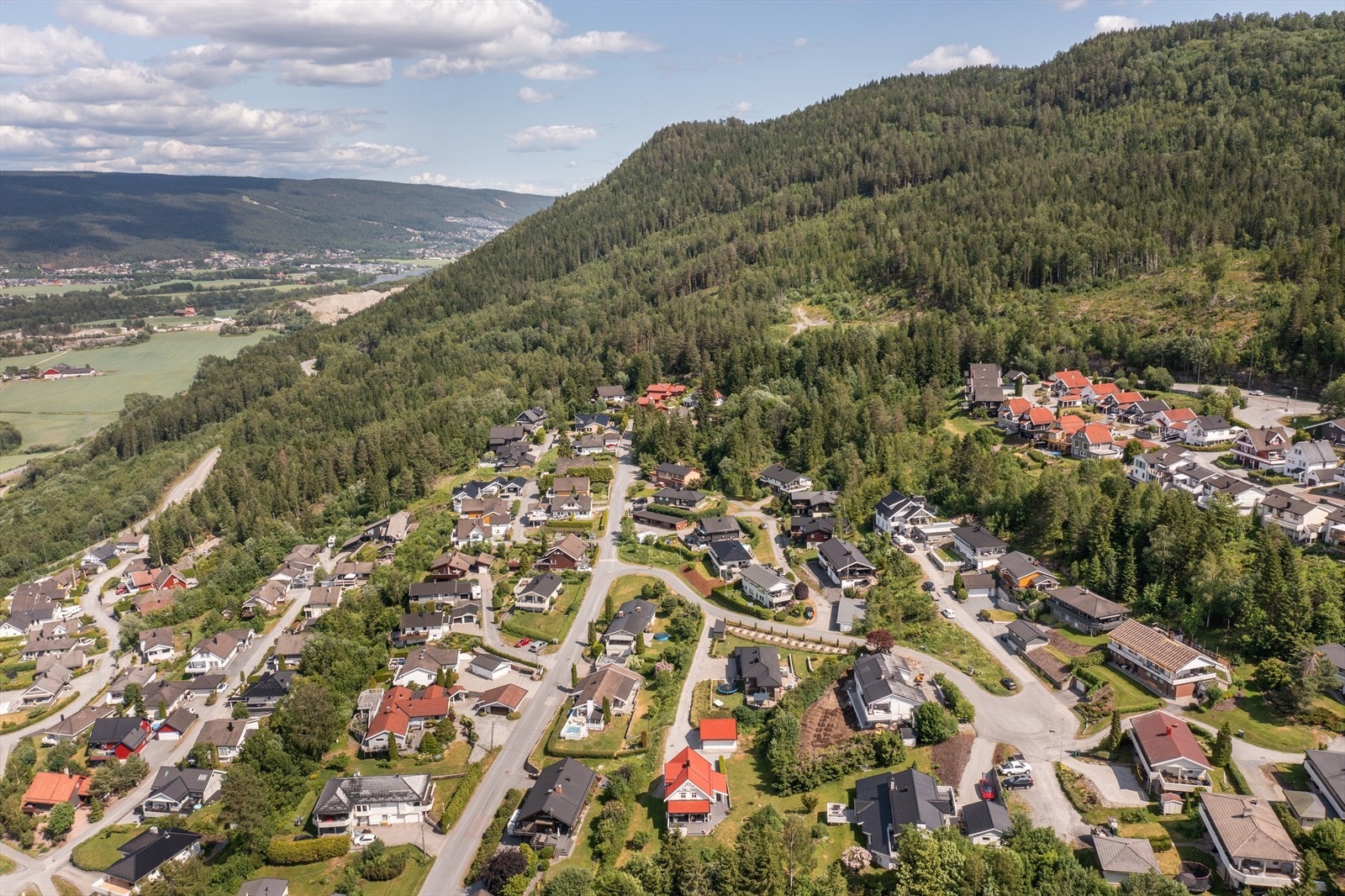 Godt kollektivtilbud med buss fra Åsen til sentrum samt tog- og bussforbindelse fra Mjøndalen mot Kongsberg, Drammen og Oslo. Galleribilde