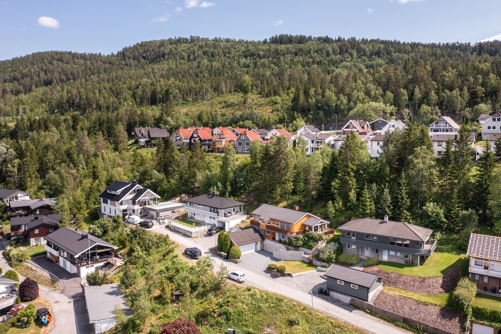 Boligen ligger i et hyggelig og barnevennlig boligstrøk med gode solforhold og nærhet til fine turmuligheter. Galleribilde