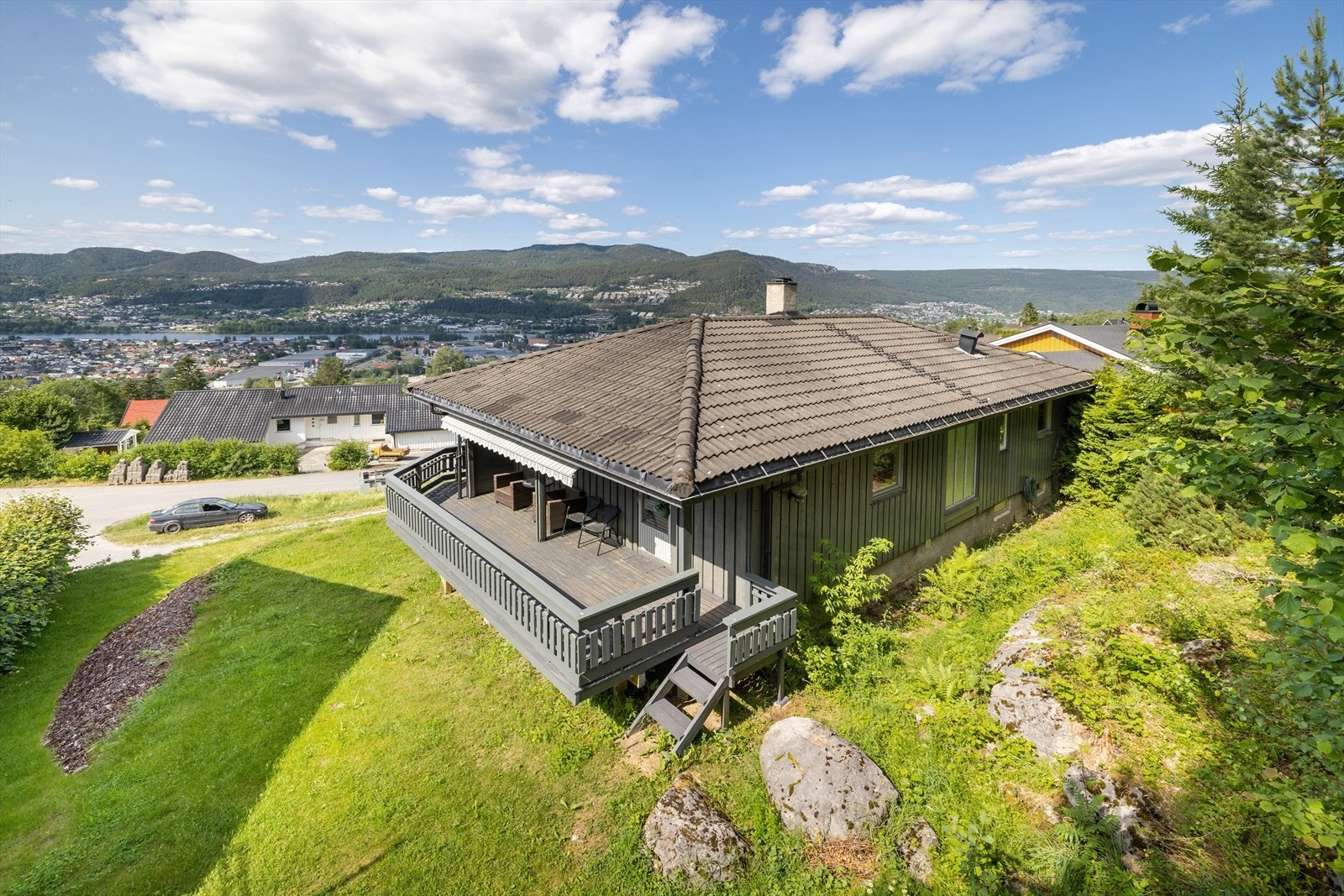 En innholdsrik enebolig med pent opparbeidet hage Galleribilde