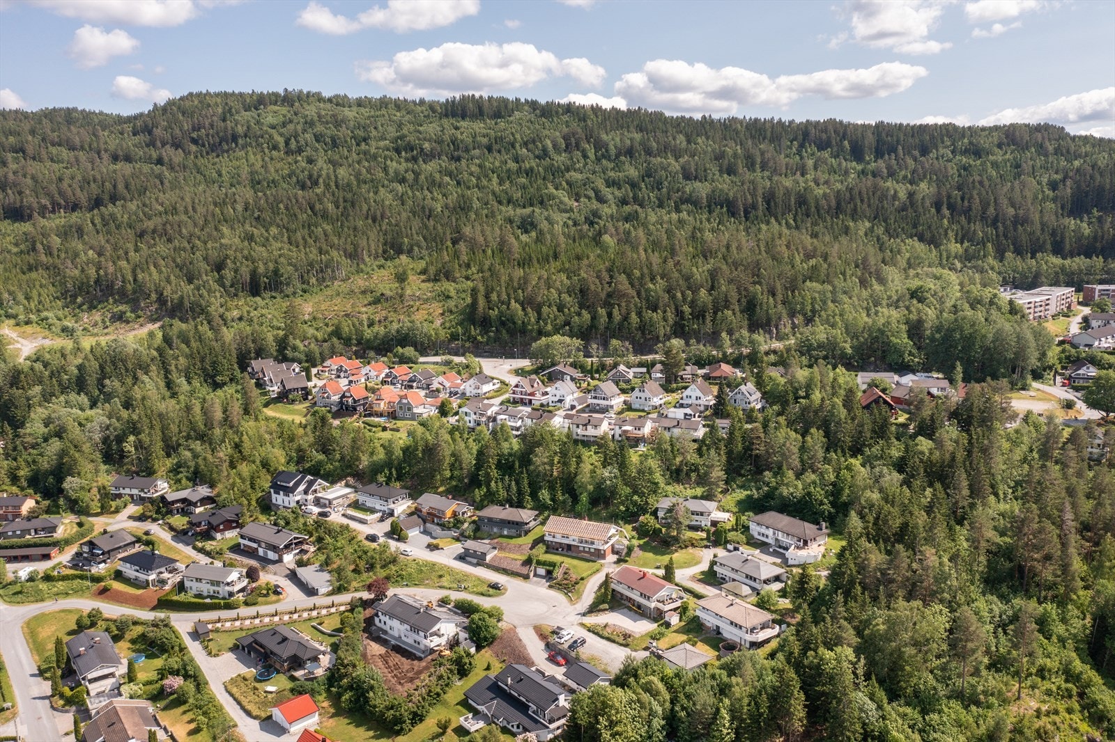 Få kilometer til blant annet Hagatjern med flotte bademuligheter og MIF-hytta med lysløype og turmuligheter. Galleribilde