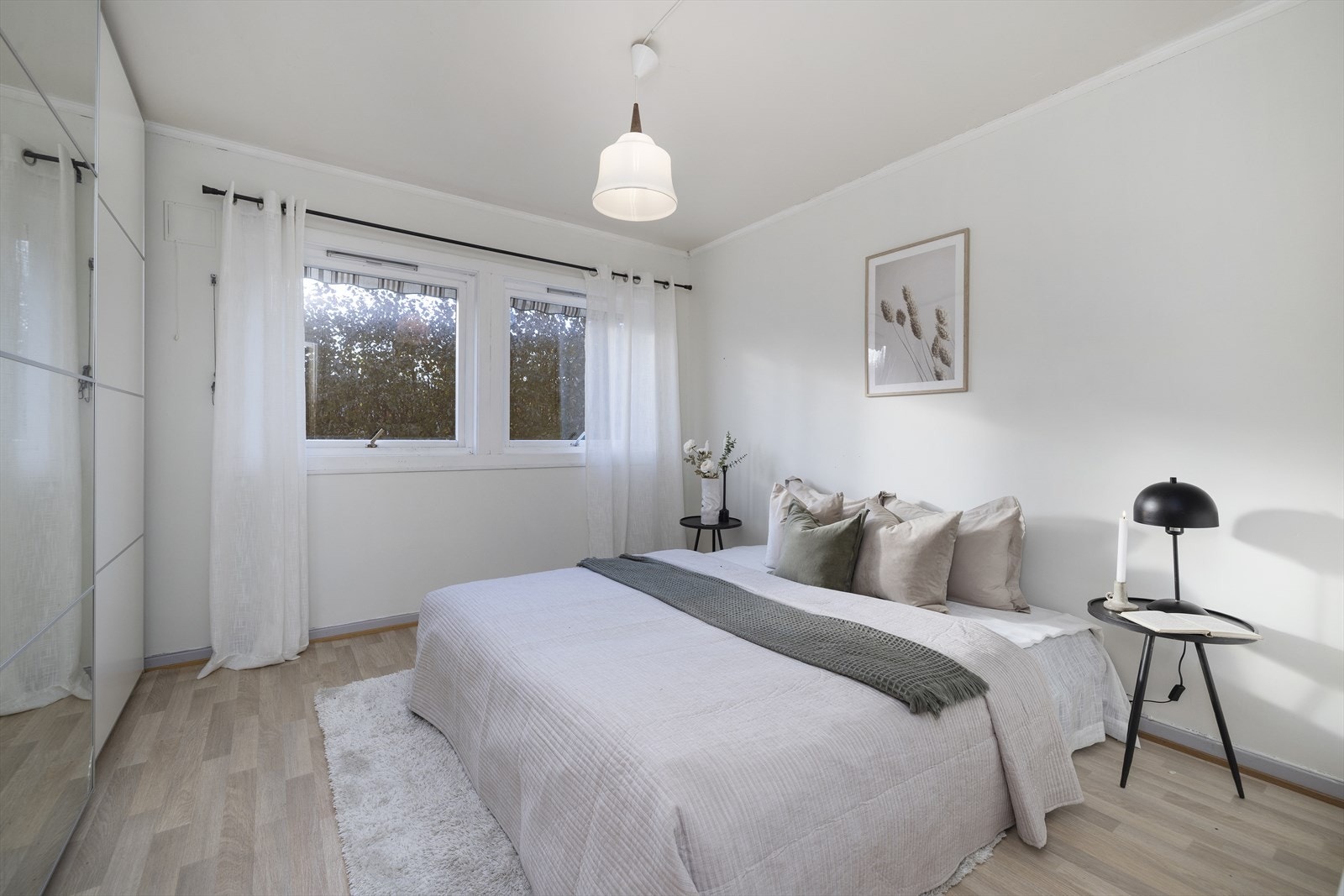 Hovedsoverom med romslig skyvedørsgarderobe. Galleribilde