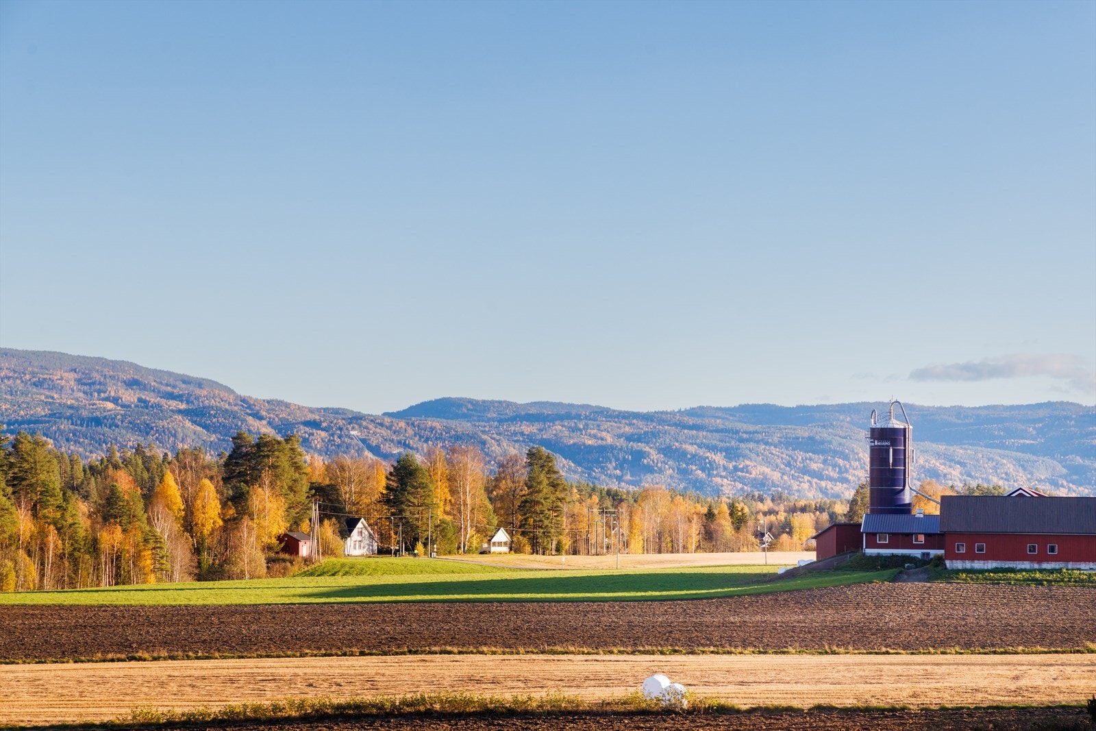 Eiendommen har en landlig beliggenhet med flott utsikt mot nærliggende områder. Galleribilde