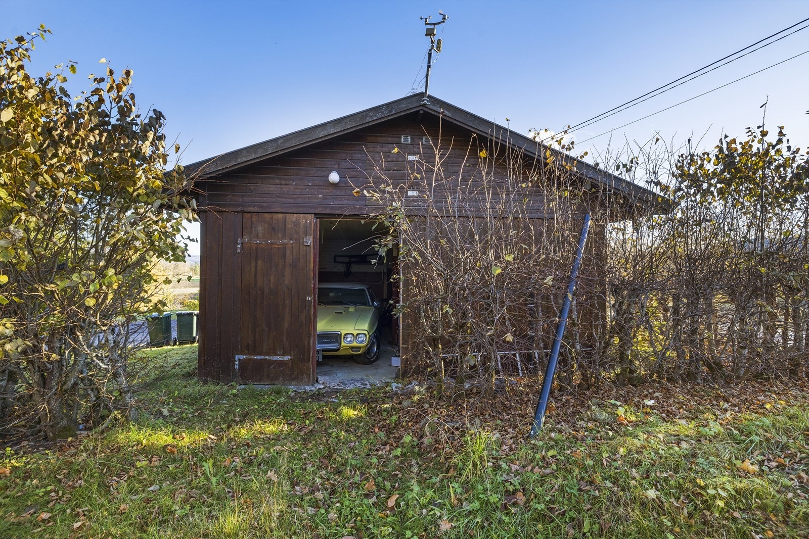 Frittstående uthus/stall som p.t. blir brukt som en ekstra garasje. Galleribilde
