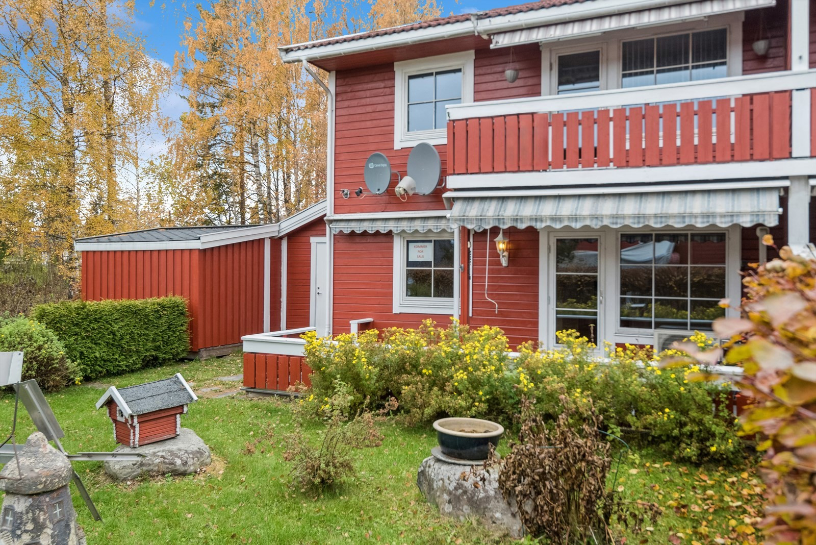 Selveierleilighet i 1. etasje med 2 soverom. Eget kjøkken. Terrasse og hage. Garasje. Moderniseringsbehov.