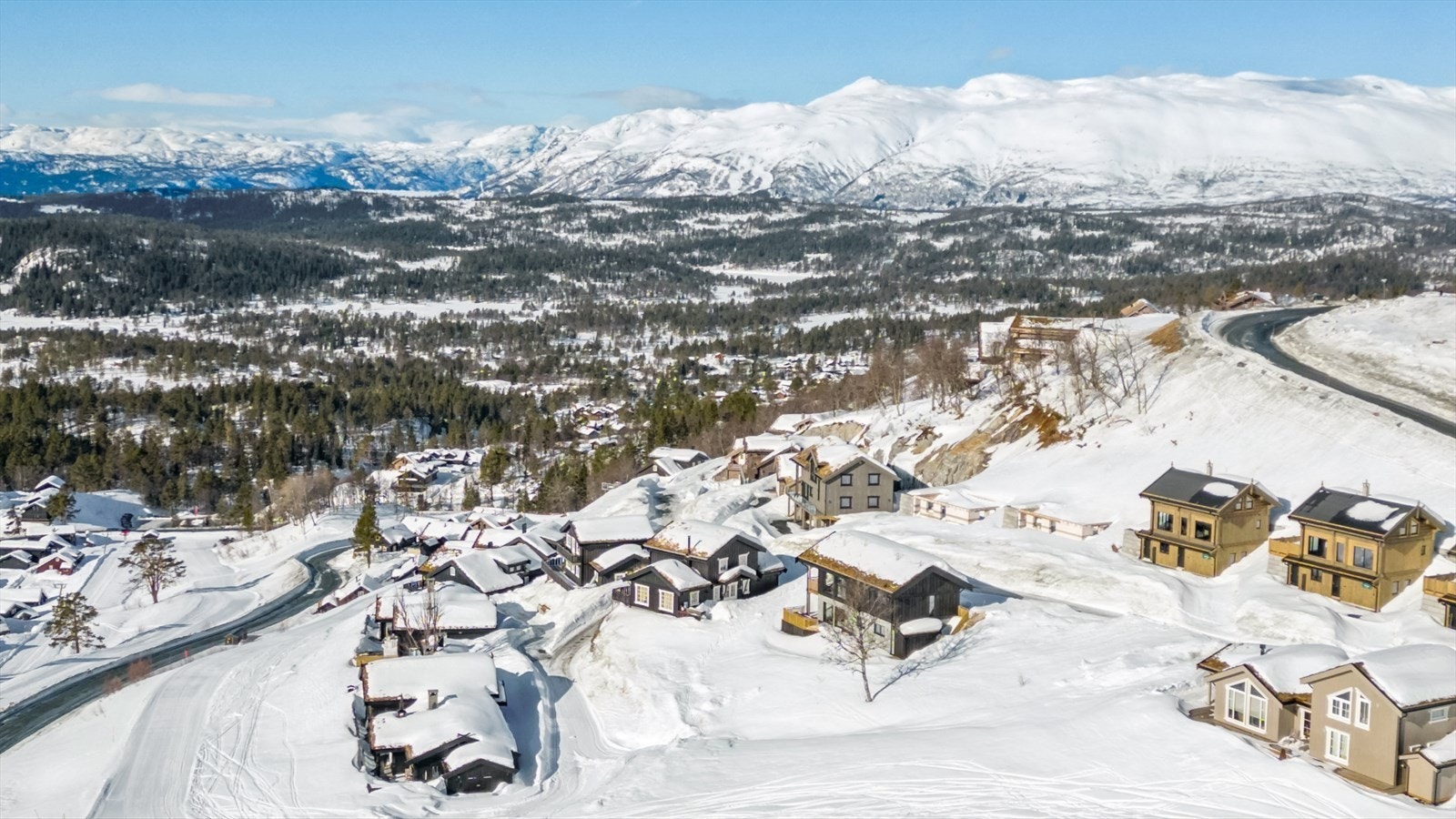 Eiendommen har en sentral beliggenhet på Solsiden med ski in/out til alpin og kort vei til langrennsløyper i populære Silkedalen Galleribilde