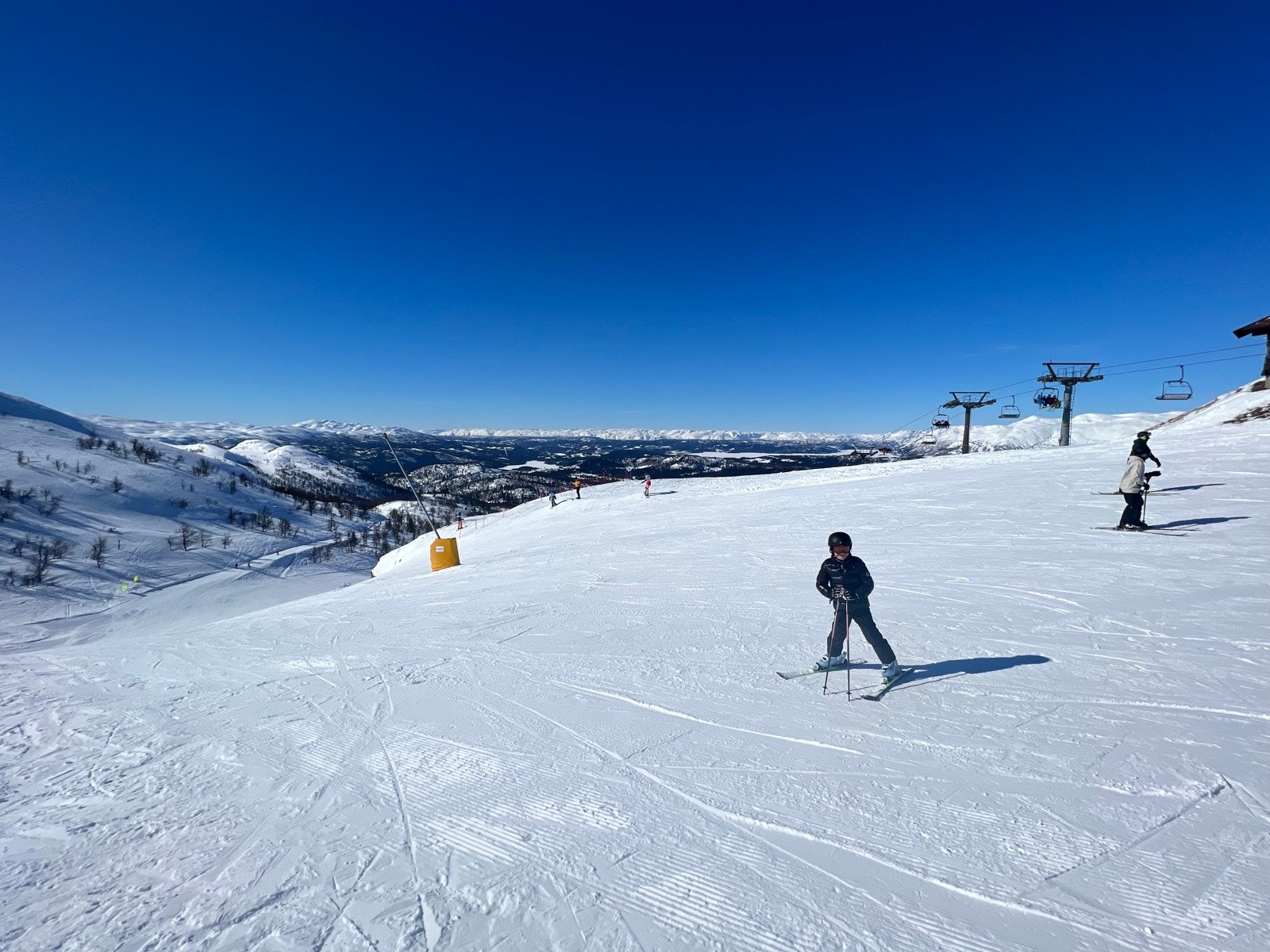 Her er det fint for både store og små i bakkene Galleribilde