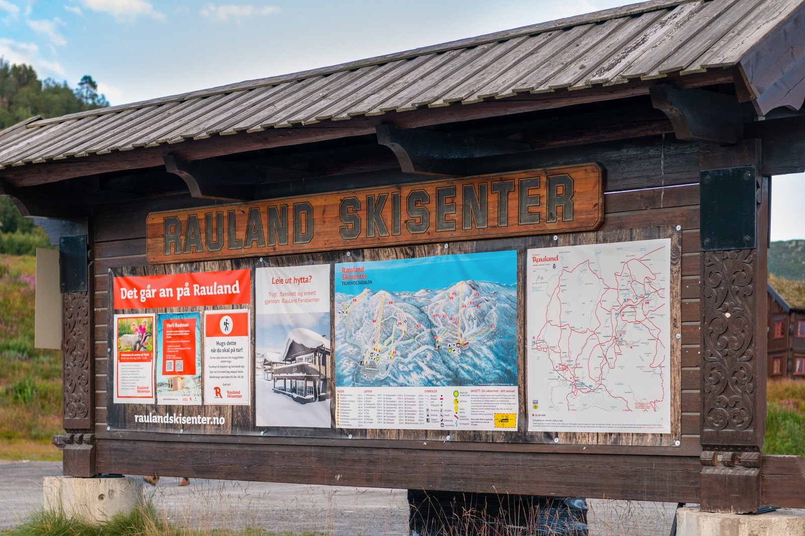 Fra hytta er det kort vei til Raulands største skianlegg. Her kan du velge mellom hele 29 nedfarter og 10 heiser Galleribilde