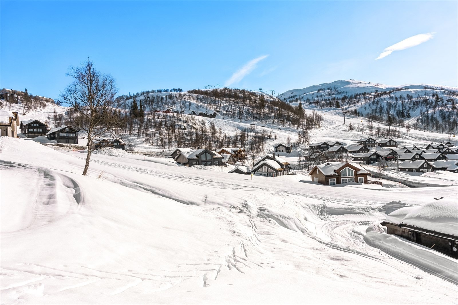 Eiendommen ligger ligger syd-vestvendt og har meget gode solforhold både på dagtid, og langt utover kvelden Galleribilde