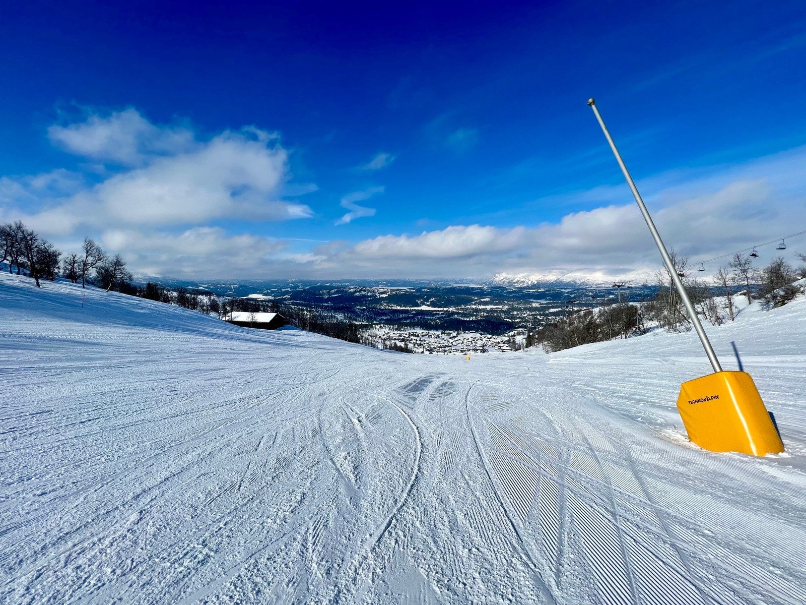 Hele skianlegget ligger vestvendt, som gjør at man ofte kan nyte sol og fantastisk utsikt Galleribilde