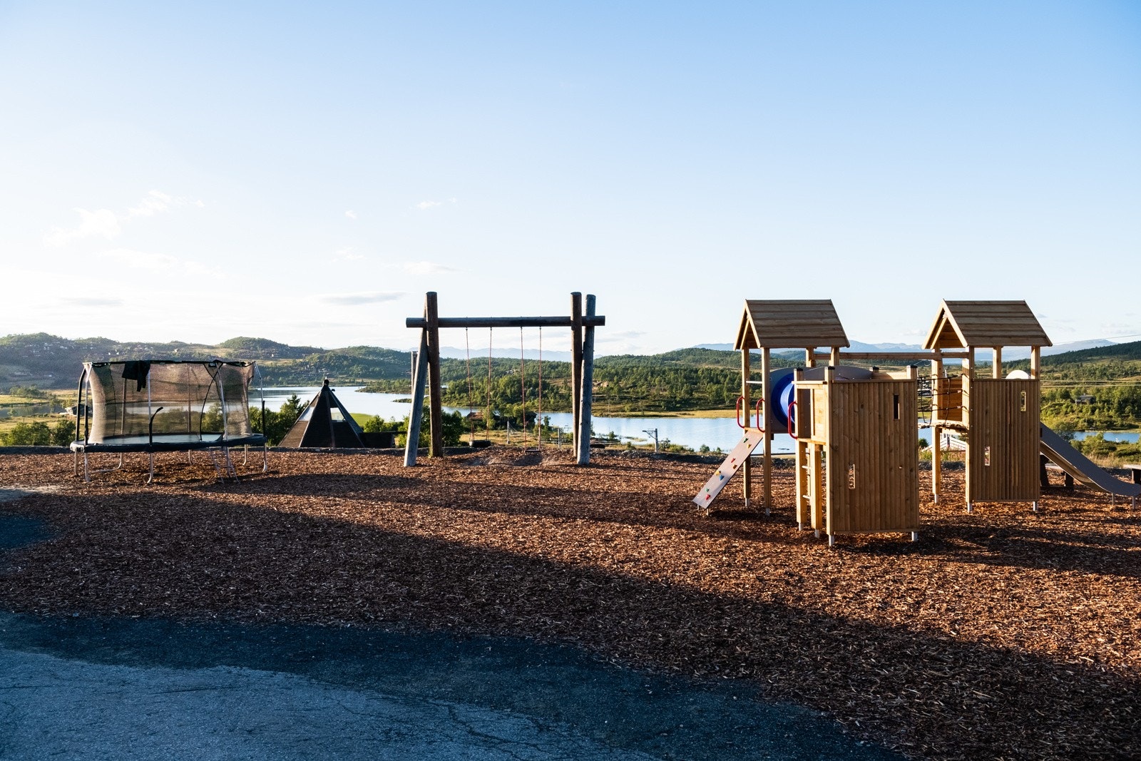 Lekeplasser med huske og trampoline Galleribilde